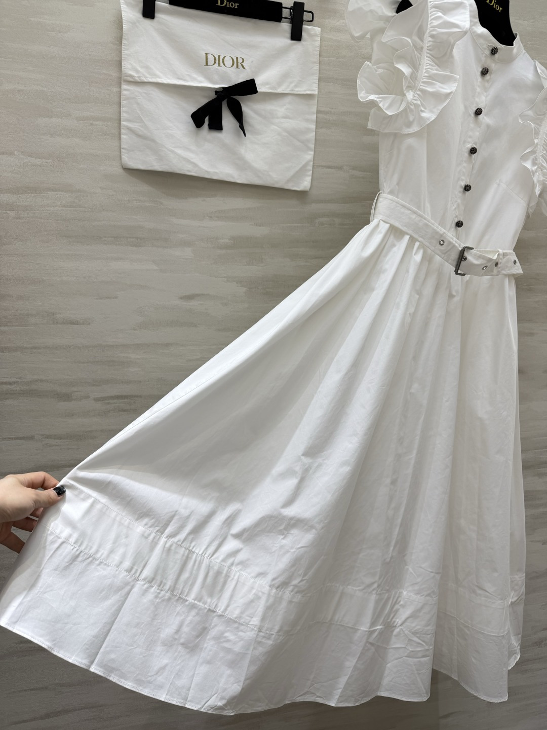 #Dio♡²⁶宫廷感小飞袖连衣裙 把优雅刻进骨子里的经典款 立领+荷叶边设计 修饰肩线超显瘦 同色系腰带
