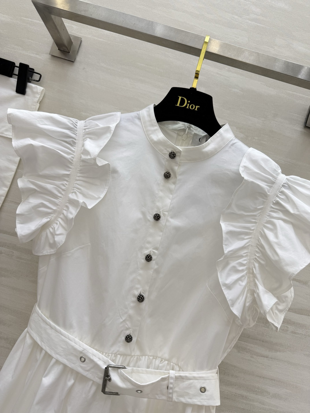 #Dio♡²⁶宫廷感小飞袖连衣裙 把优雅刻进骨子里的经典款 立领+荷叶边设计 修饰肩线超显瘦 同色系腰带