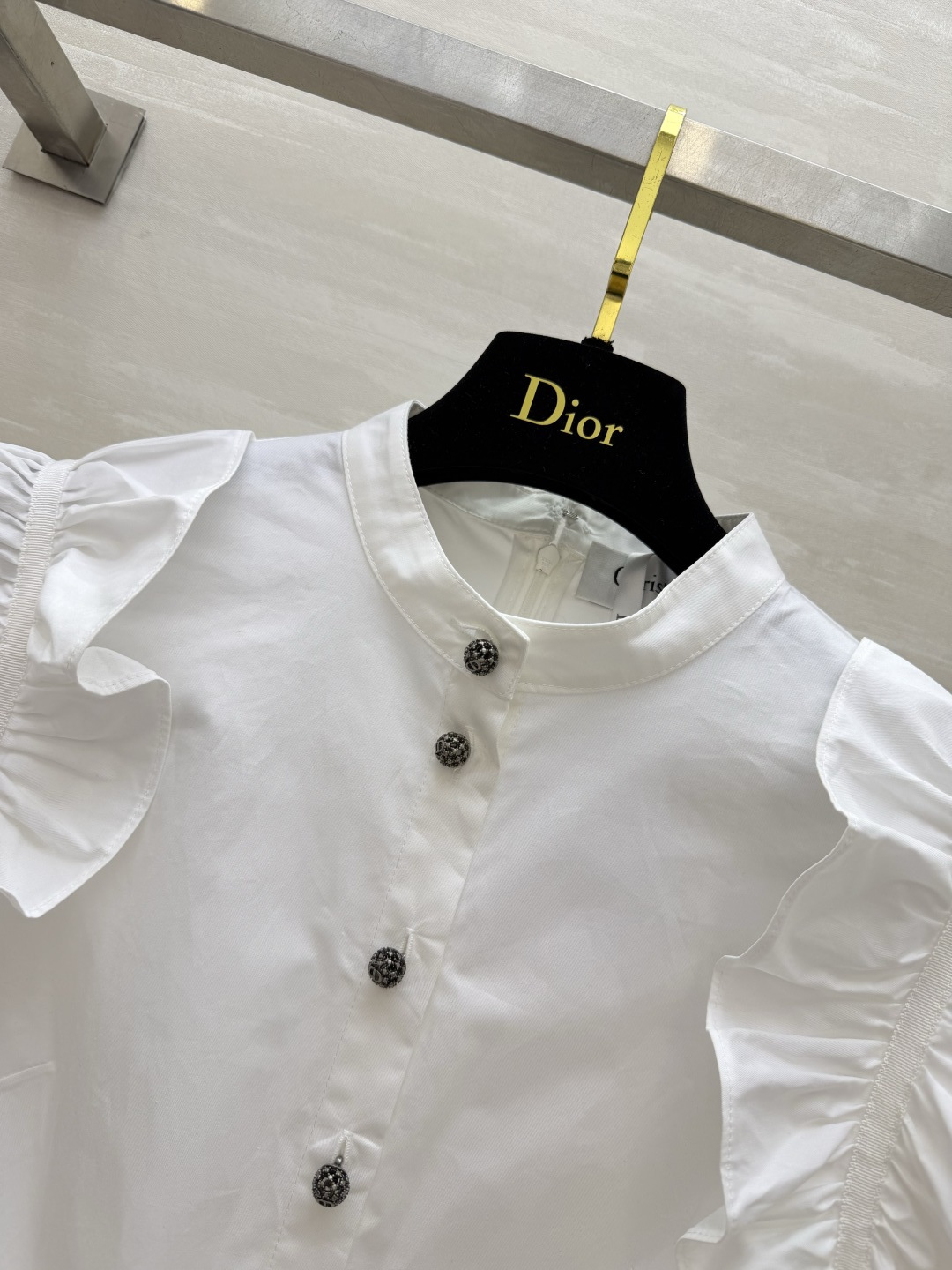 #Dio♡²⁶宫廷感小飞袖连衣裙 把优雅刻进骨子里的经典款 立领+荷叶边设计 修饰肩线超显瘦 同色系腰带