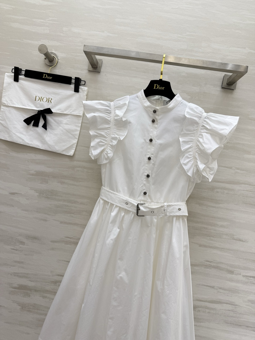 #Dio♡²⁶宫廷感小飞袖连衣裙 把优雅刻进骨子里的经典款 立领+荷叶边设计 修饰肩线超显瘦 同色系腰带