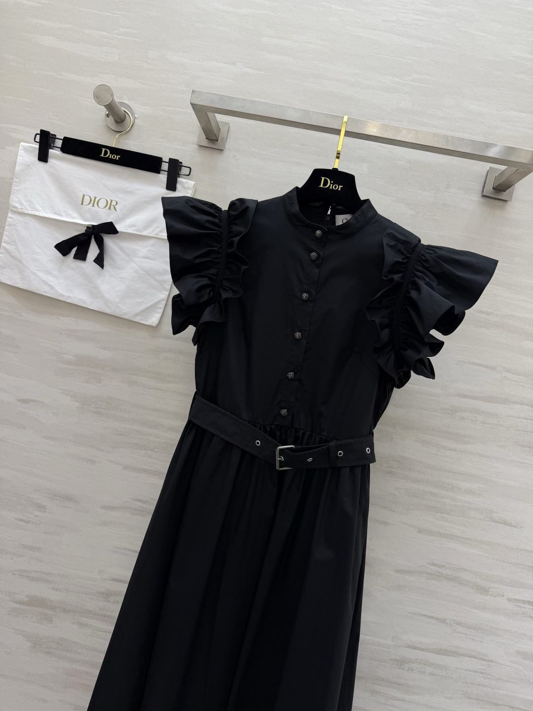 #Dio♡²⁶宫廷感小飞袖连衣裙 把优雅刻进骨子里的经典款 立领+荷叶边设计 修饰肩线超显瘦 同色系腰带