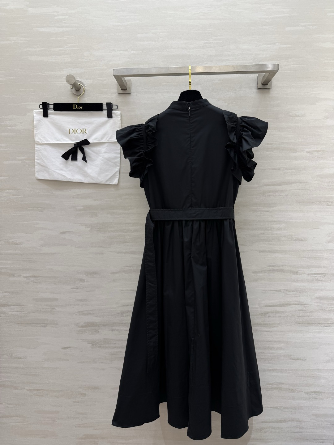 #Dio♡²⁶宫廷感小飞袖连衣裙 把优雅刻进骨子里的经典款 立领+荷叶边设计 修饰肩线超显瘦 同色系腰带