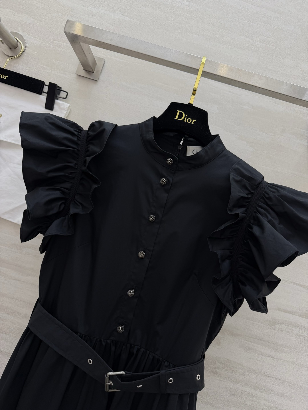 #Dio♡²⁶宫廷感小飞袖连衣裙 把优雅刻进骨子里的经典款 立领+荷叶边设计 修饰肩线超显瘦 同色系腰带