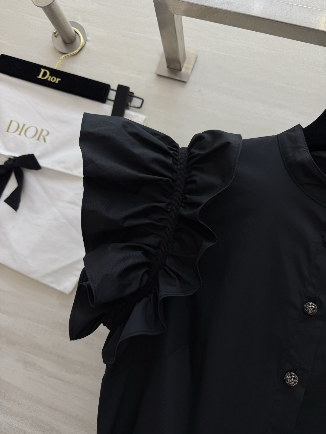 #Dio♡²⁶宫廷感小飞袖连衣裙 把优雅刻进骨子里的经典款 立领+荷叶边设计 修饰肩线超显瘦 同色系腰带