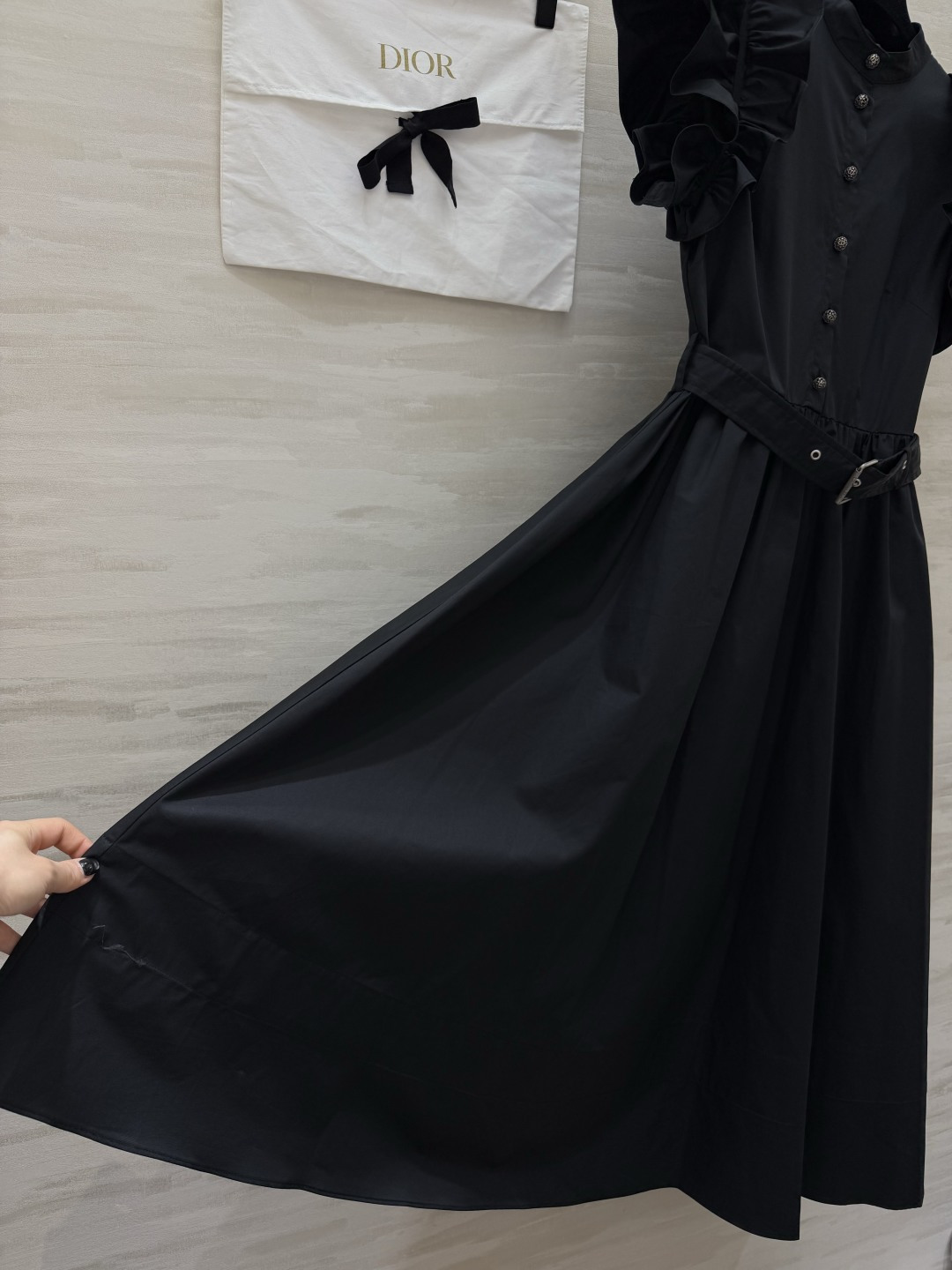 #Dio♡²⁶宫廷感小飞袖连衣裙 把优雅刻进骨子里的经典款 立领+荷叶边设计 修饰肩线超显瘦 同色系腰带