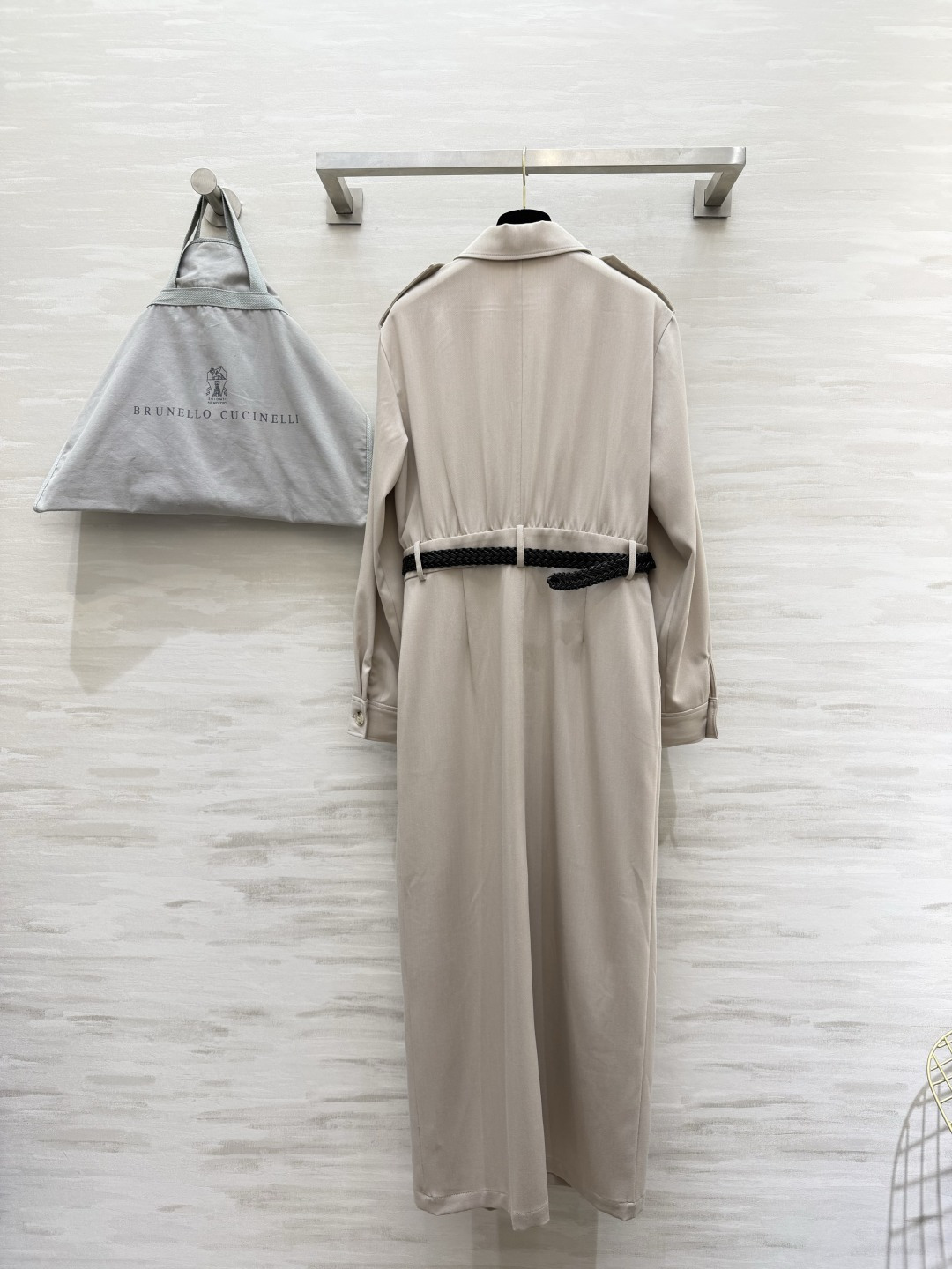 Brunello Cucinell♡²⁶春夏女装系列职场氛围感拉满 西装式连衣裙利落翻领+肩章设计，自带