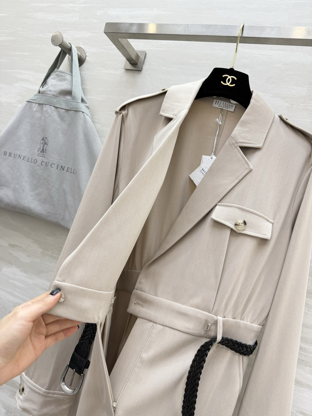 Brunello Cucinell♡²⁶春夏女装系列职场氛围感拉满 西装式连衣裙利落翻领+肩章设计，自带