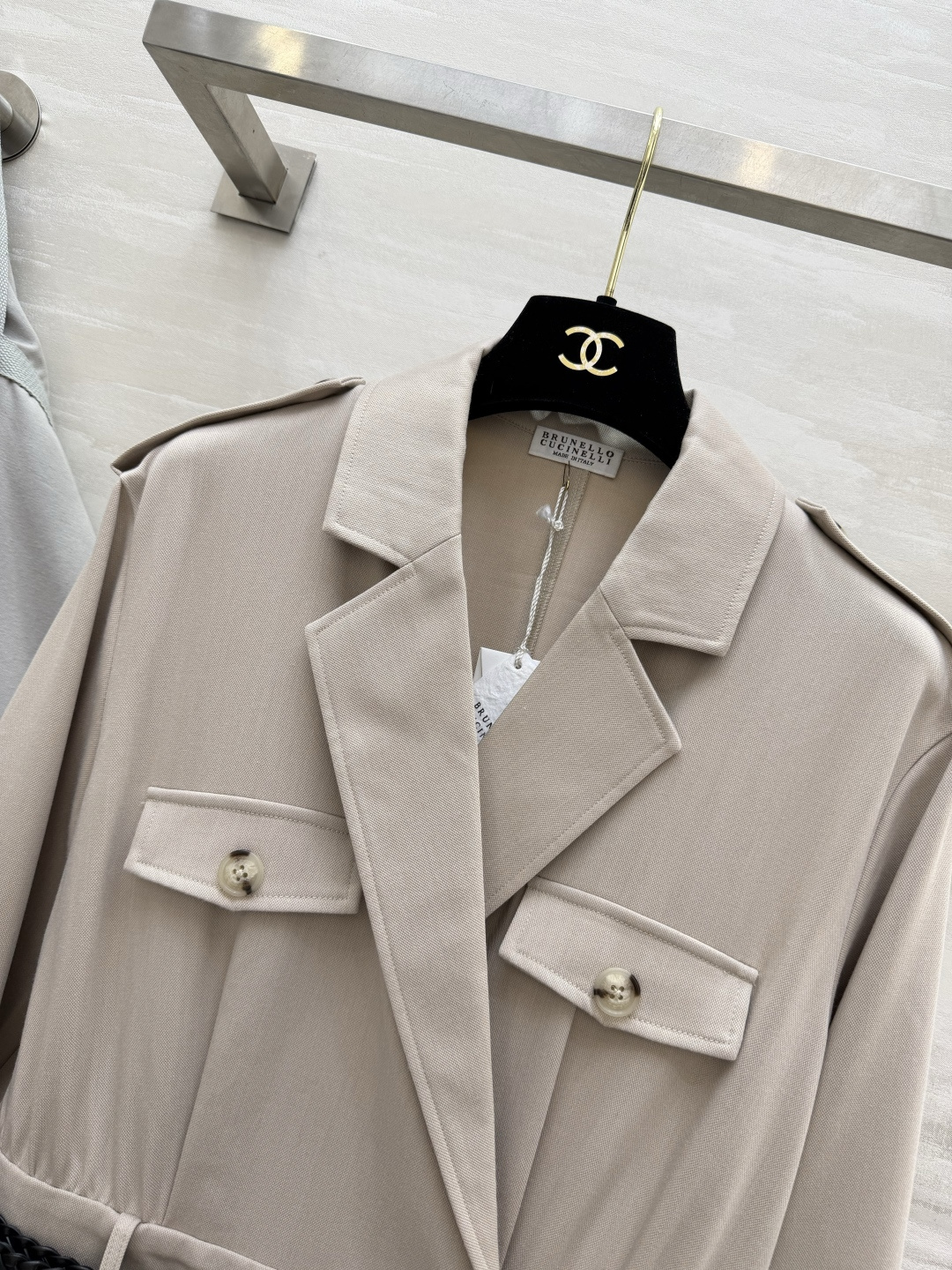 Brunello Cucinell♡²⁶春夏女装系列职场氛围感拉满 西装式连衣裙利落翻领+肩章设计，自带