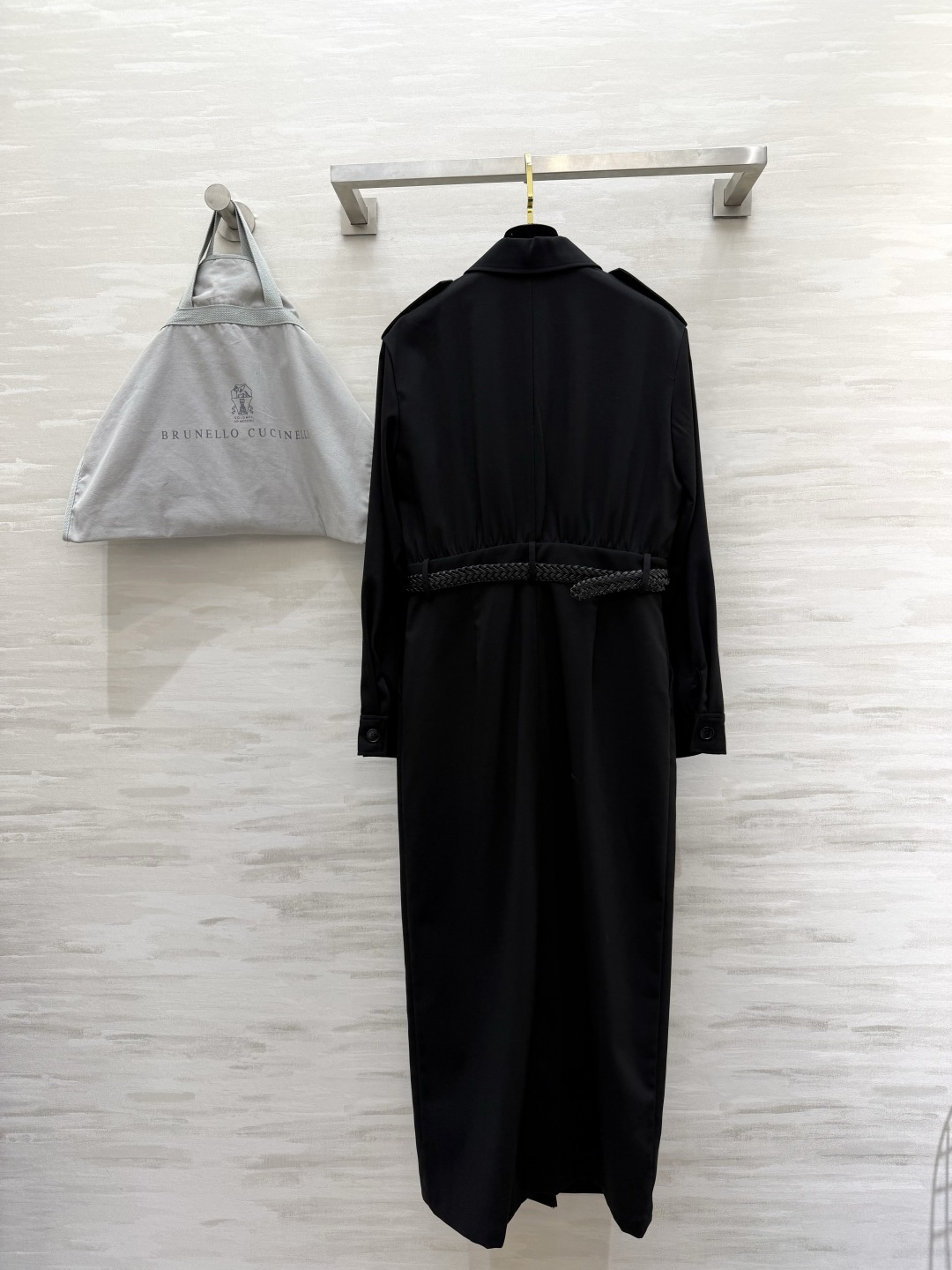 Brunello Cucinell♡²⁶春夏女装系列职场氛围感拉满 西装式连衣裙利落翻领+肩章设计，自带