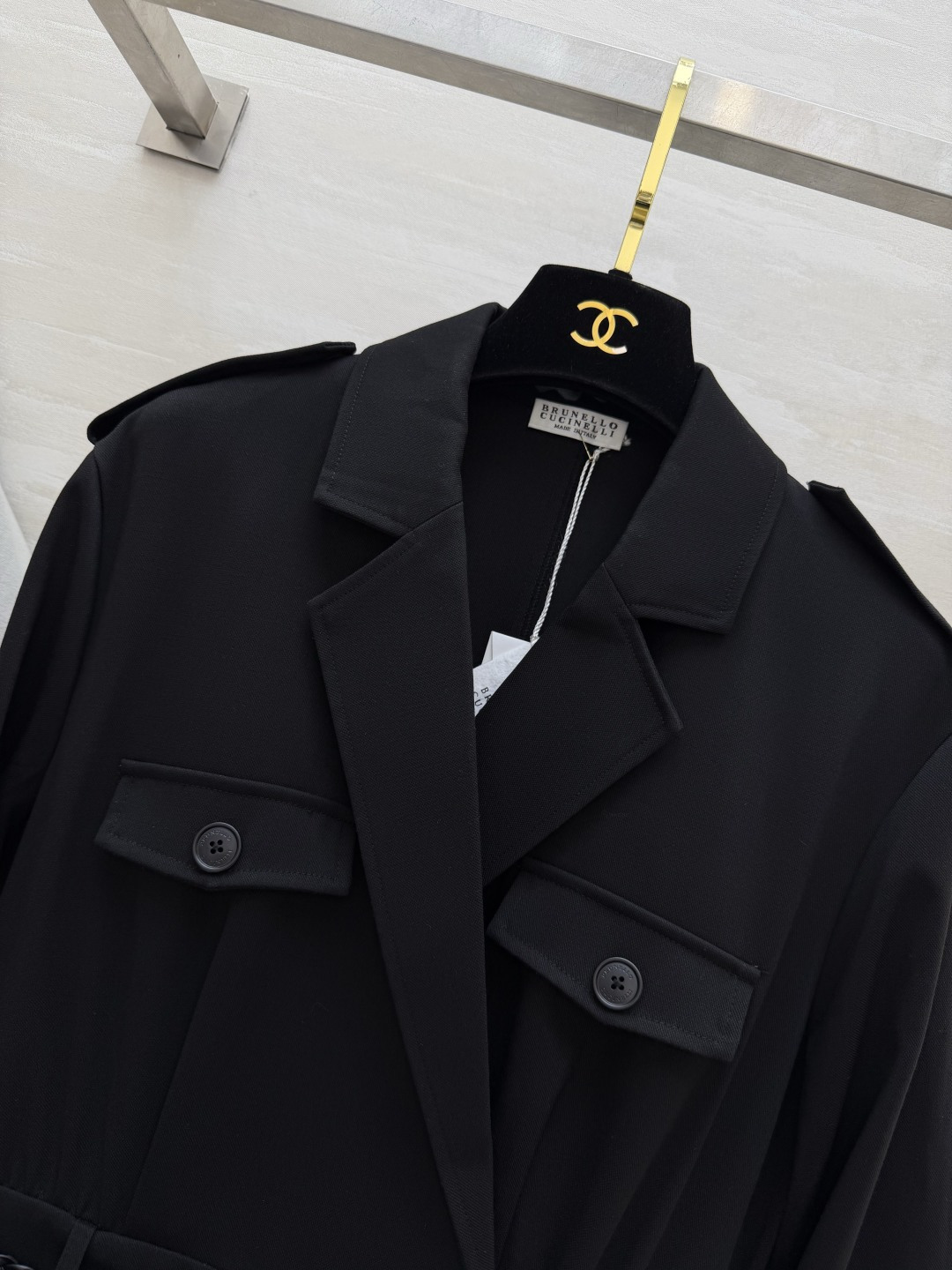 Brunello Cucinell♡²⁶春夏女装系列职场氛围感拉满 西装式连衣裙利落翻领+肩章设计，自带