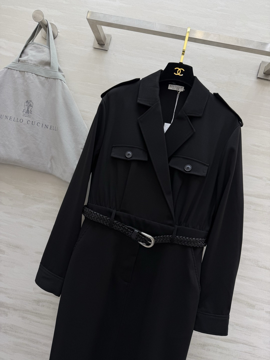 Brunello Cucinell♡²⁶春夏女装系列职场氛围感拉满 西装式连衣裙利落翻领+肩章设计，自带