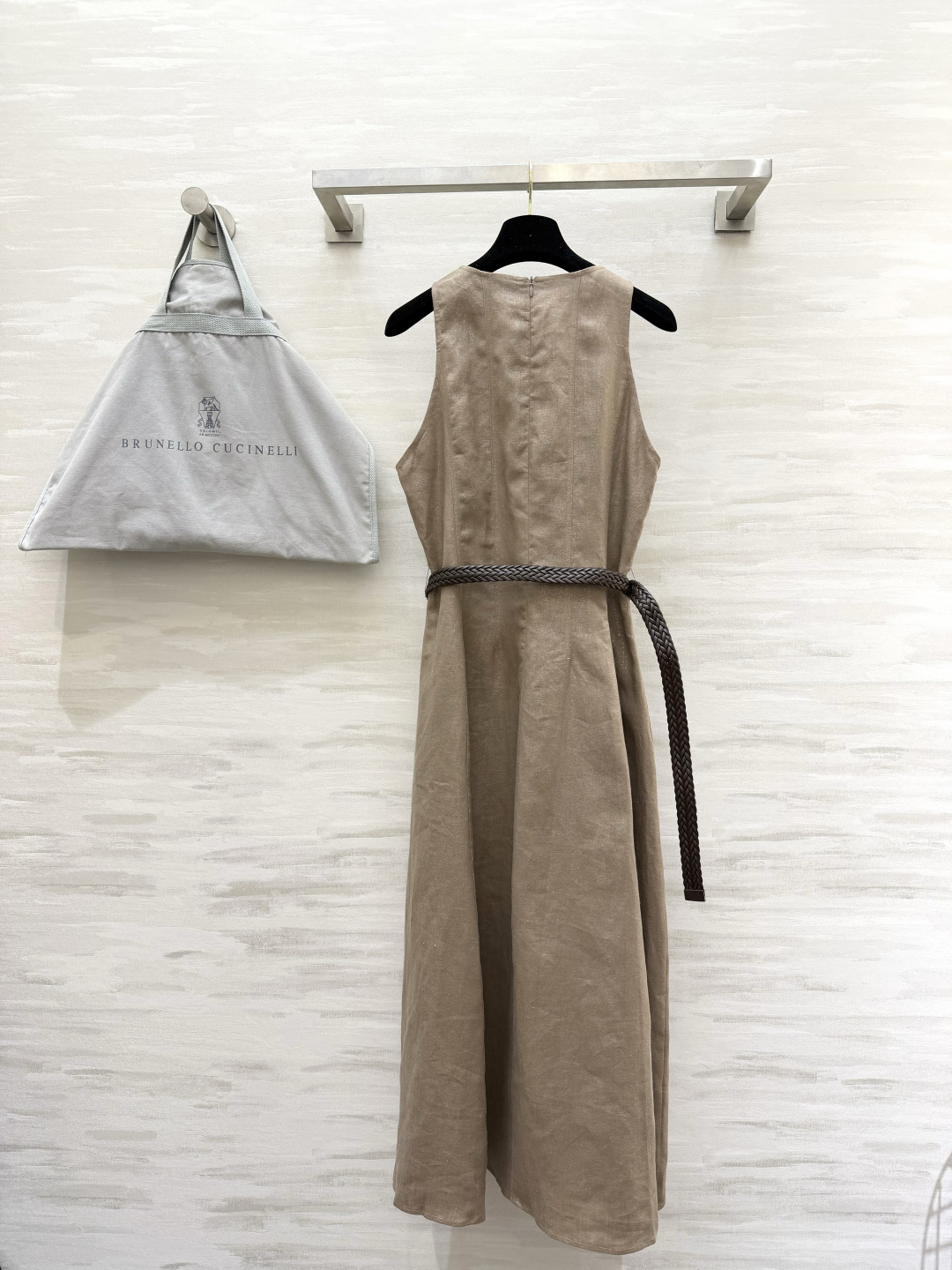 Brunello Cucinell♡²⁶ 无袖亚麻连衣裙 自带呼吸感的亚麻面料 透气又垂坠 圆领+无袖设