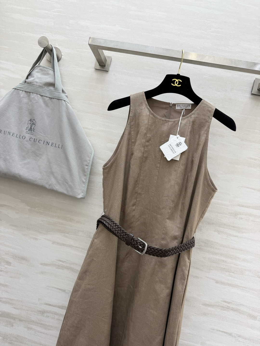 Brunello Cucinell♡²⁶ 无袖亚麻连衣裙 自带呼吸感的亚麻面料 透气又垂坠 圆领+无袖设