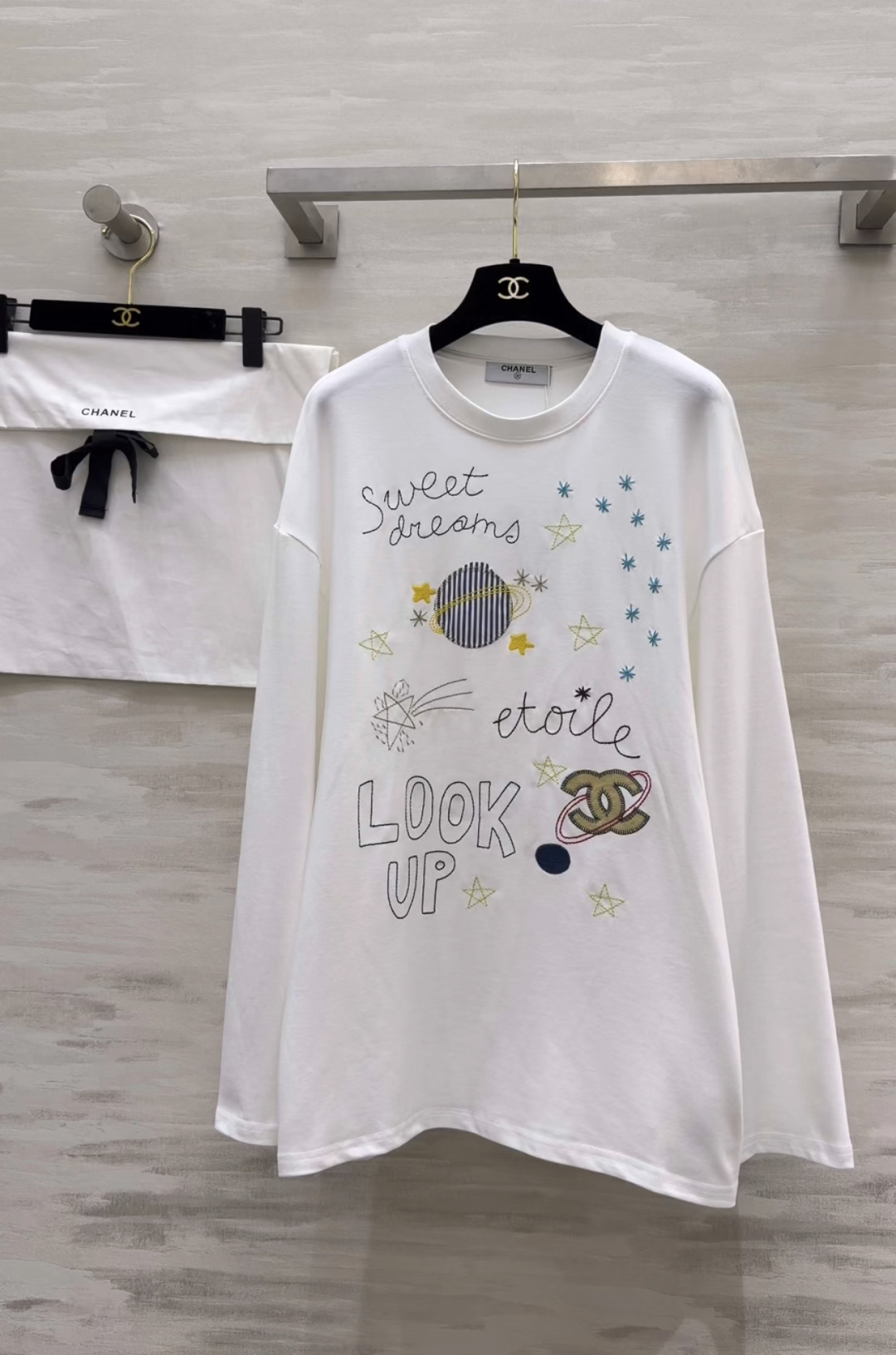 ✨ 把星空和温柔穿在身上#Chane♡²⁶星空刺绣长袖Tee软fufu纯棉面料，贴肤又透气手绘感星球、星