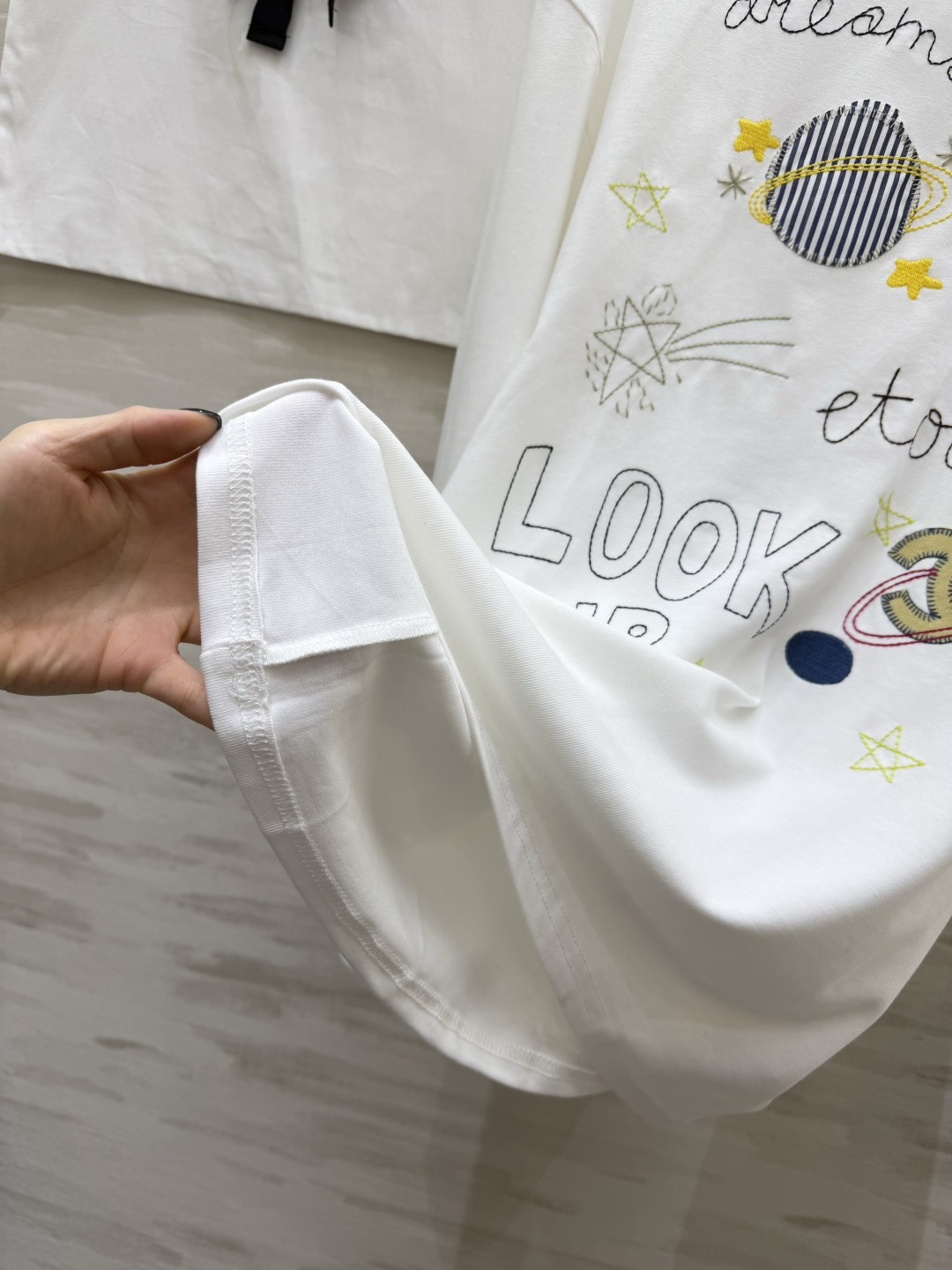 ✨ 把星空和温柔穿在身上#Chane♡²⁶星空刺绣长袖Tee软fufu纯棉面料，贴肤又透气手绘感星球、星