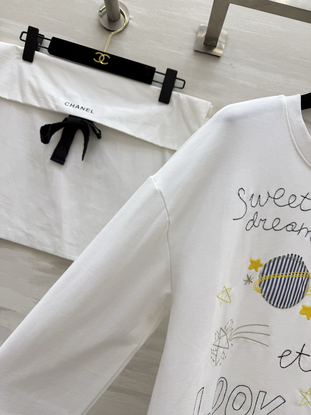 ✨ 把星空和温柔穿在身上#Chane♡²⁶星空刺绣长袖Tee软fufu纯棉面料，贴肤又透气手绘感星球、星