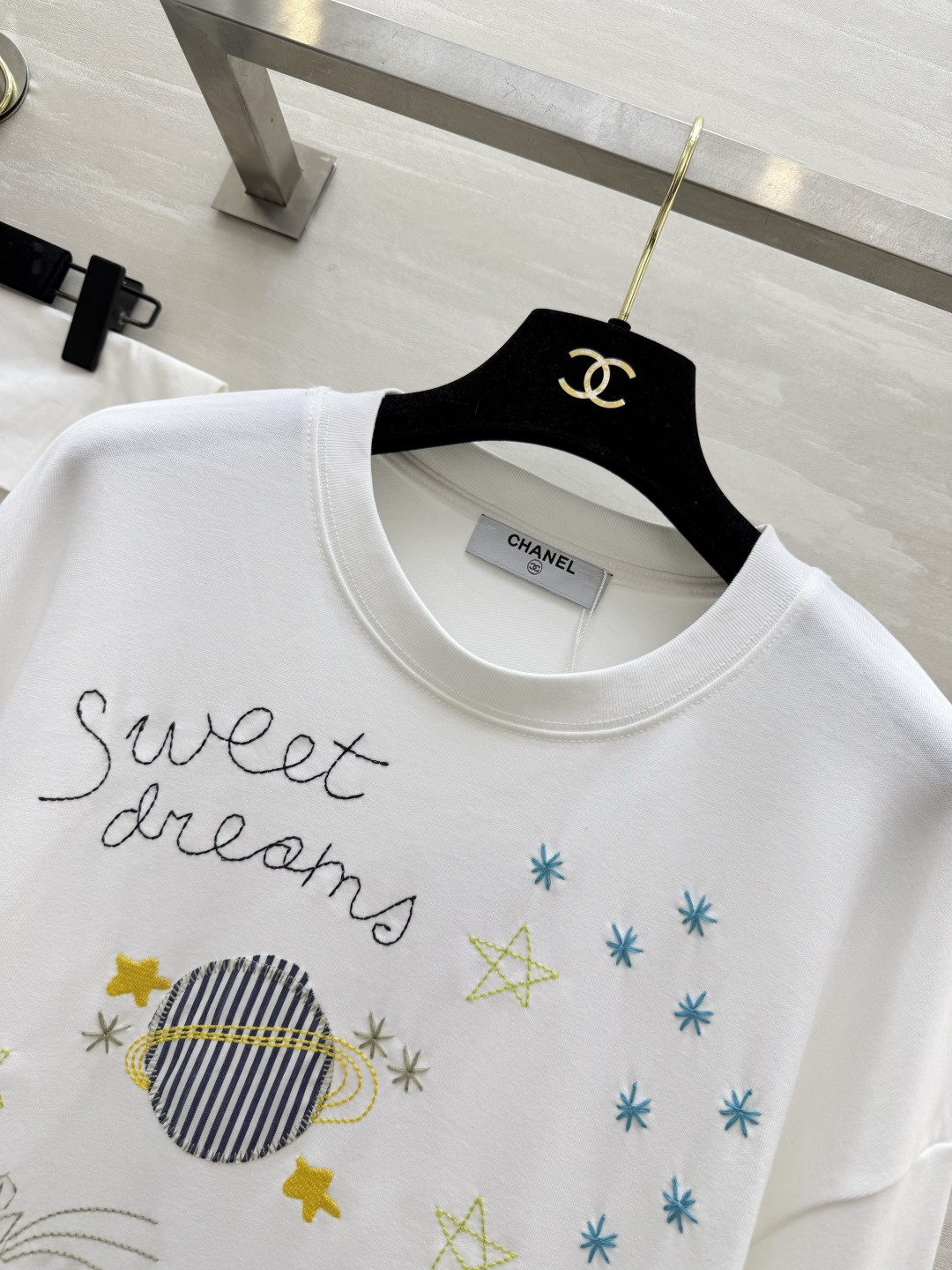 ✨ 把星空和温柔穿在身上#Chane♡²⁶星空刺绣长袖Tee软fufu纯棉面料，贴肤又透气手绘感星球、星