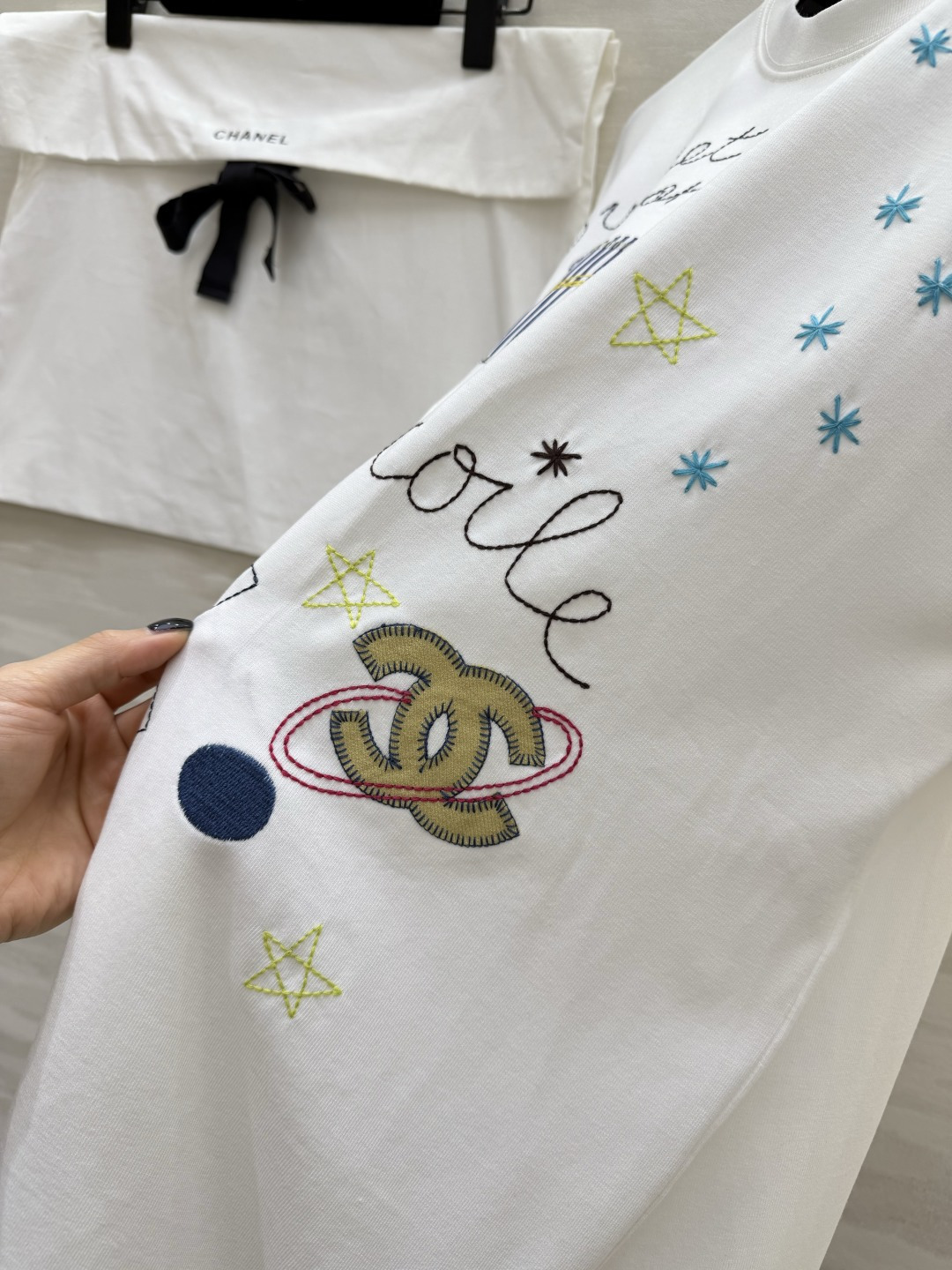 ✨ 把星空和温柔穿在身上#Chane♡²⁶星空刺绣长袖Tee软fufu纯棉面料，贴肤又透气手绘感星球、星