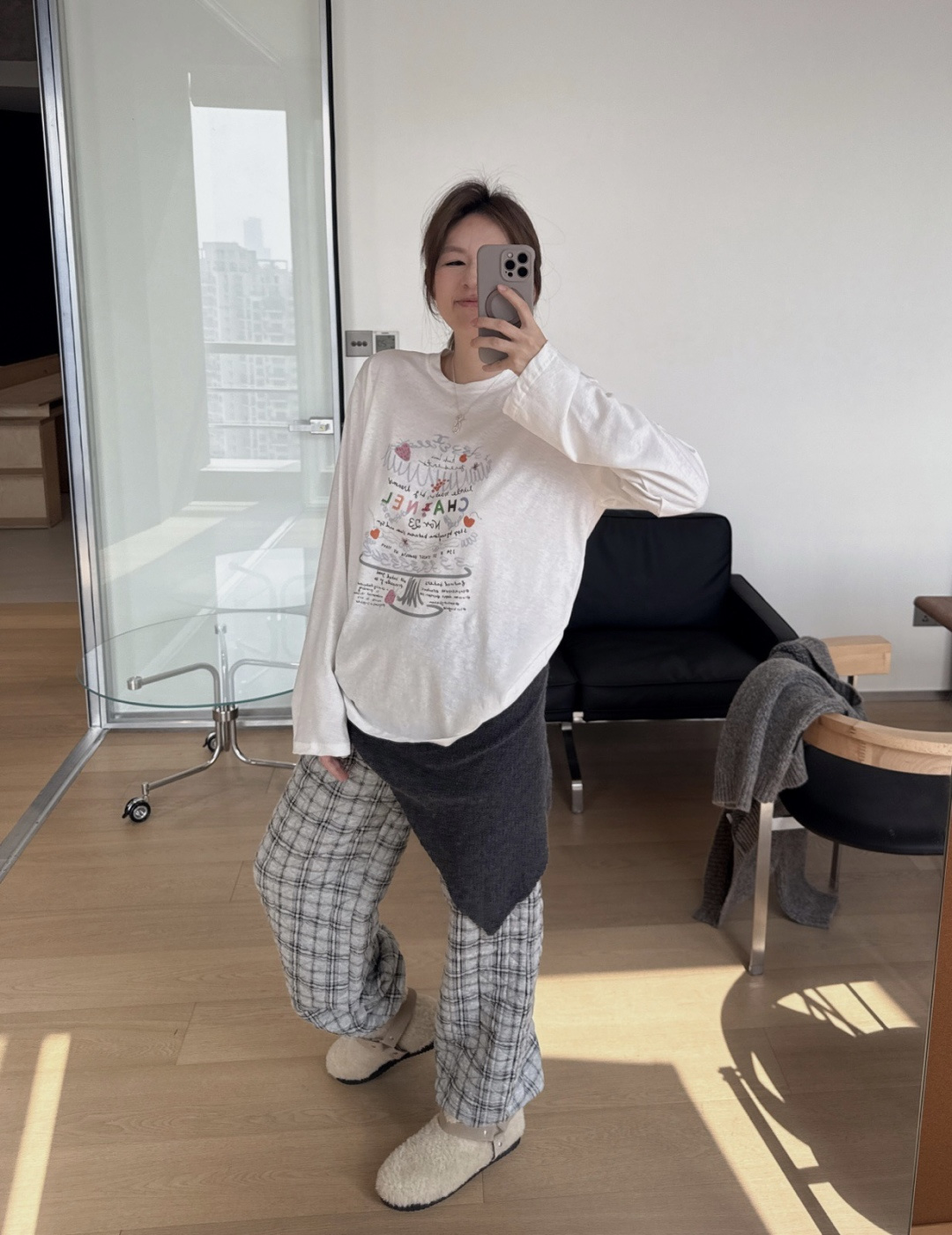 🔥 爆款预定！这件香风长袖Tee太绝了！手绘涂鸦设计，童趣又高级！彩色CHANEL字母+草莓小花，细节拉