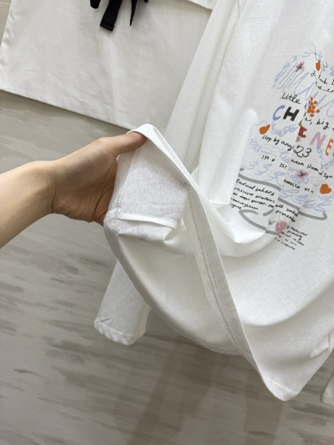 🔥 爆款预定！这件香风长袖Tee太绝了！手绘涂鸦设计，童趣又高级！彩色CHANEL字母+草莓小花，细节拉