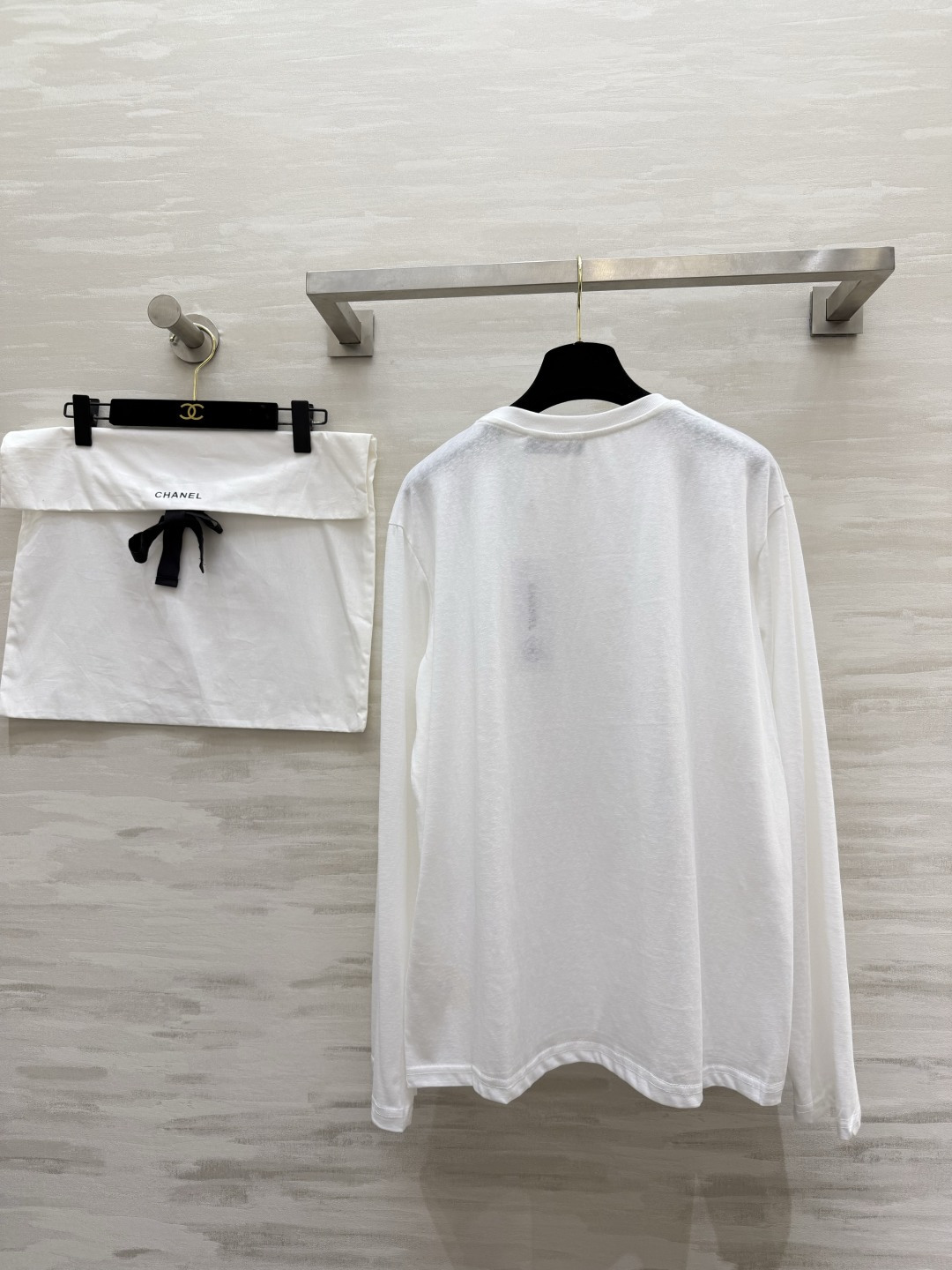 🔥 爆款预定！这件香风长袖Tee太绝了！手绘涂鸦设计，童趣又高级！彩色CHANEL字母+草莓小花，细节拉