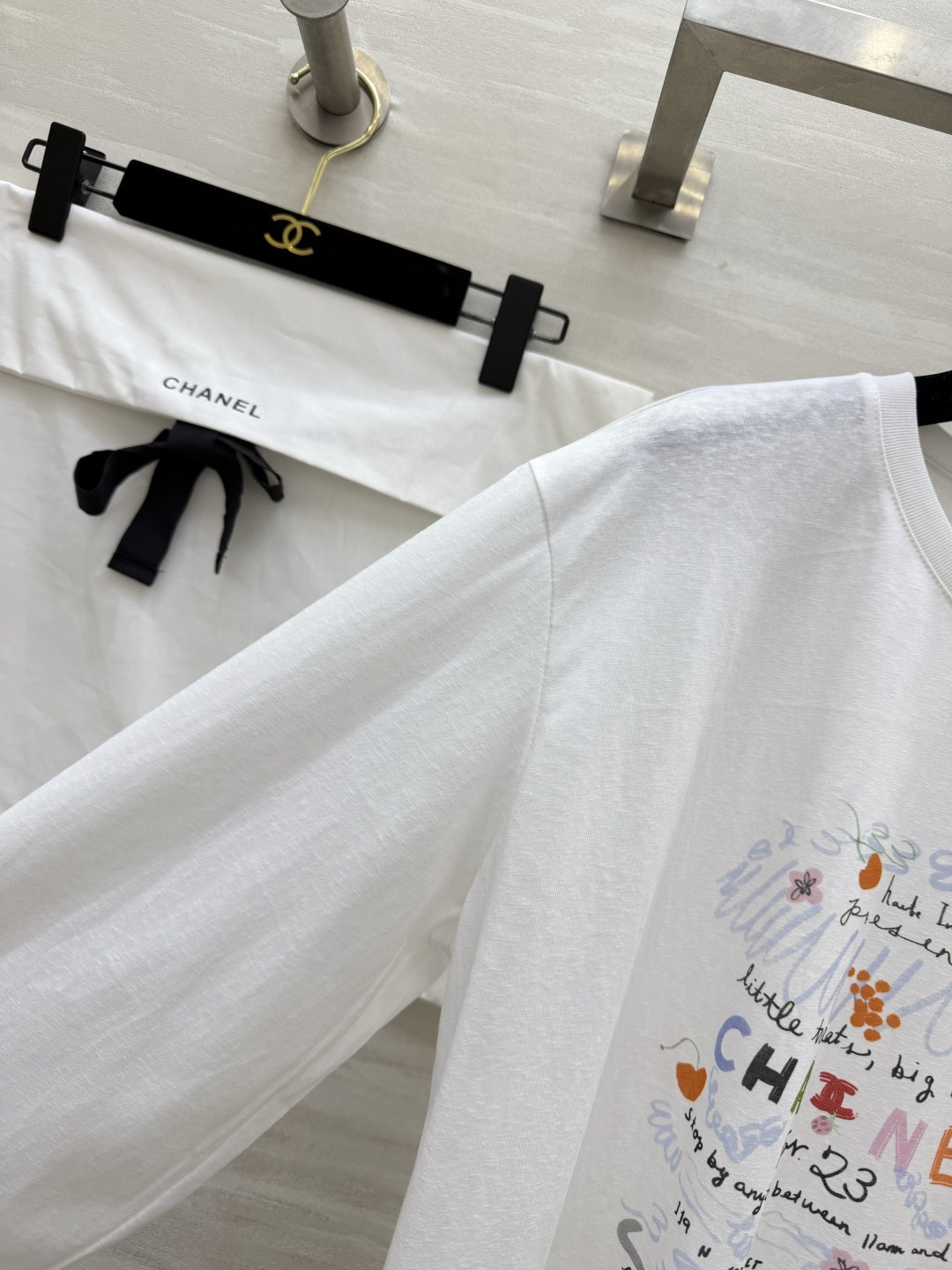 🔥 爆款预定！这件香风长袖Tee太绝了！手绘涂鸦设计，童趣又高级！彩色CHANEL字母+草莓小花，细节拉