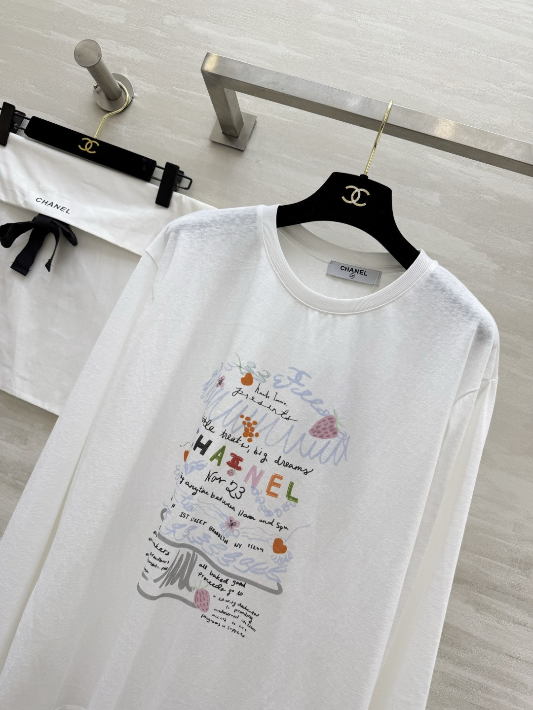 🔥 爆款预定！这件香风长袖Tee太绝了！手绘涂鸦设计，童趣又高级！彩色CHANEL字母+草莓小花，细节拉