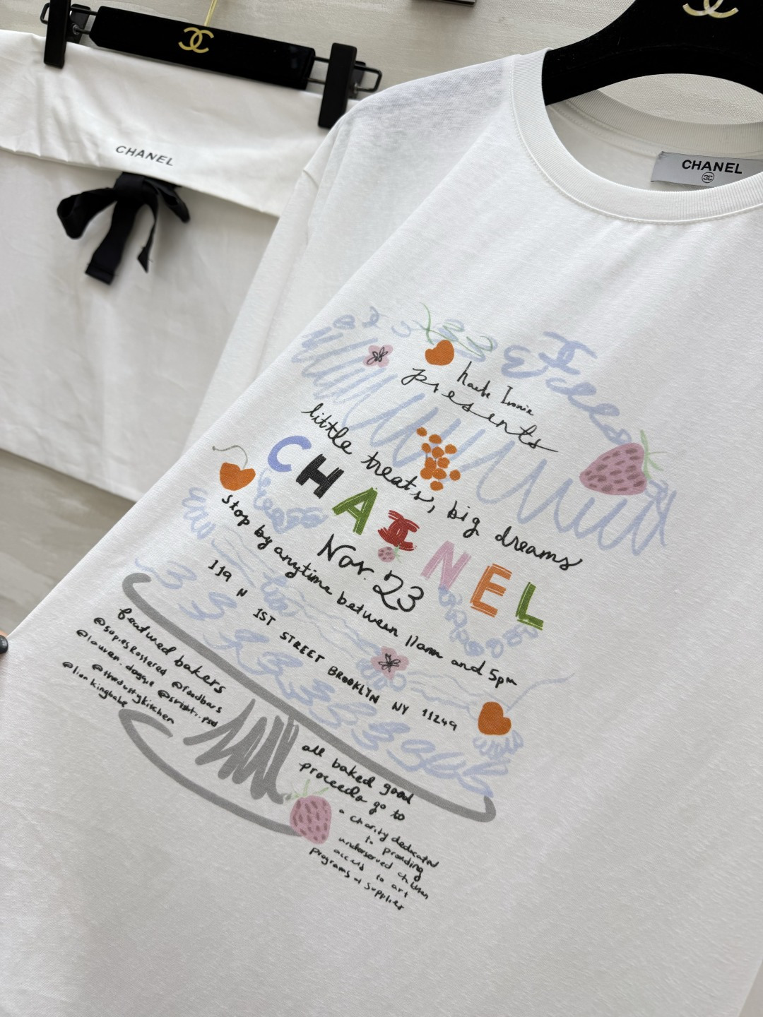 🔥 爆款预定！这件香风长袖Tee太绝了！手绘涂鸦设计，童趣又高级！彩色CHANEL字母+草莓小花，细节拉