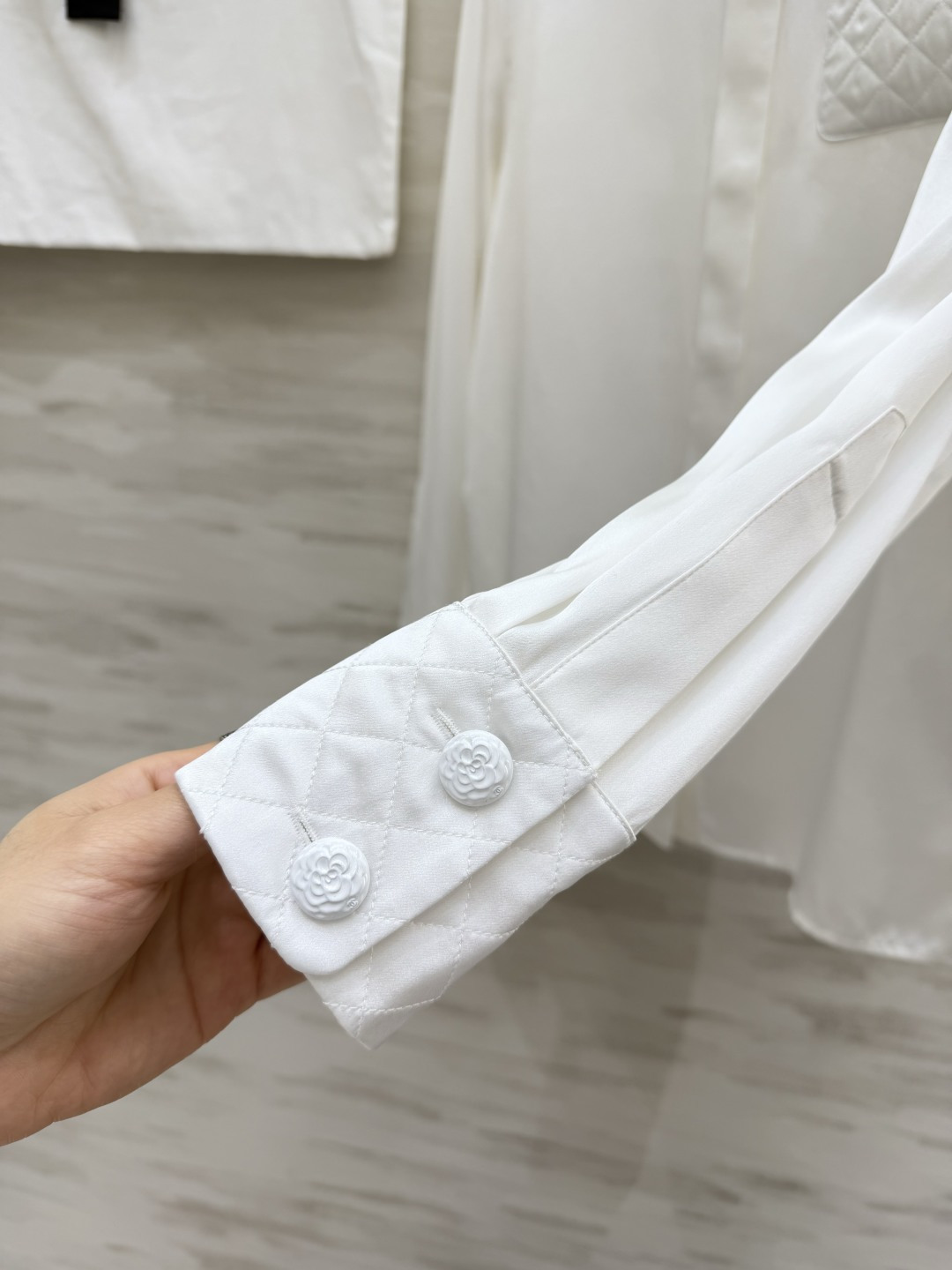 #Chane♡²⁶菱格纹真丝衬衫 经典黑白两色可选！真丝缎面质感自带柔光滤镜 菱格压纹细节+双C标识 把