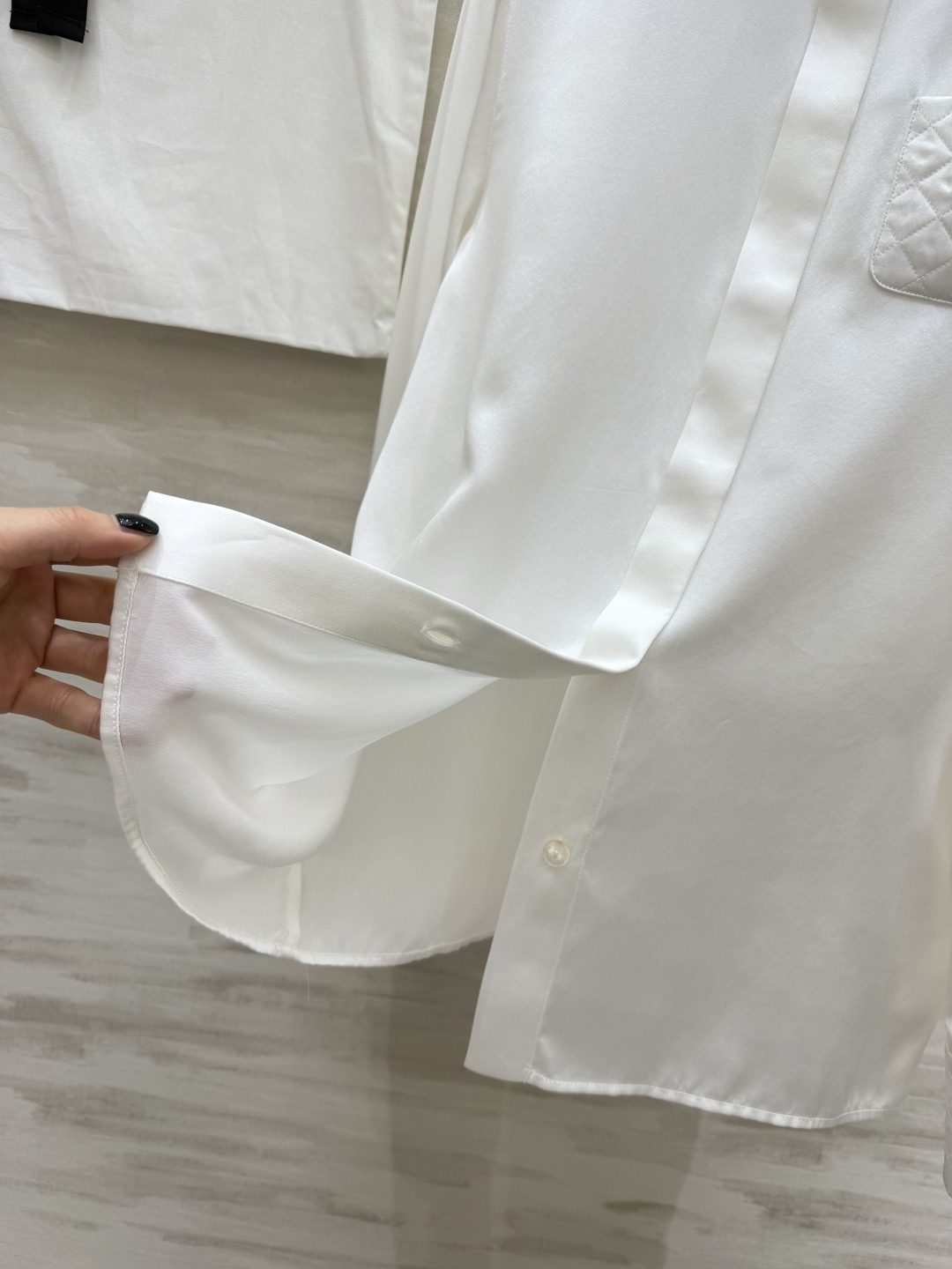 #Chane♡²⁶菱格纹真丝衬衫 经典黑白两色可选！真丝缎面质感自带柔光滤镜 菱格压纹细节+双C标识 把