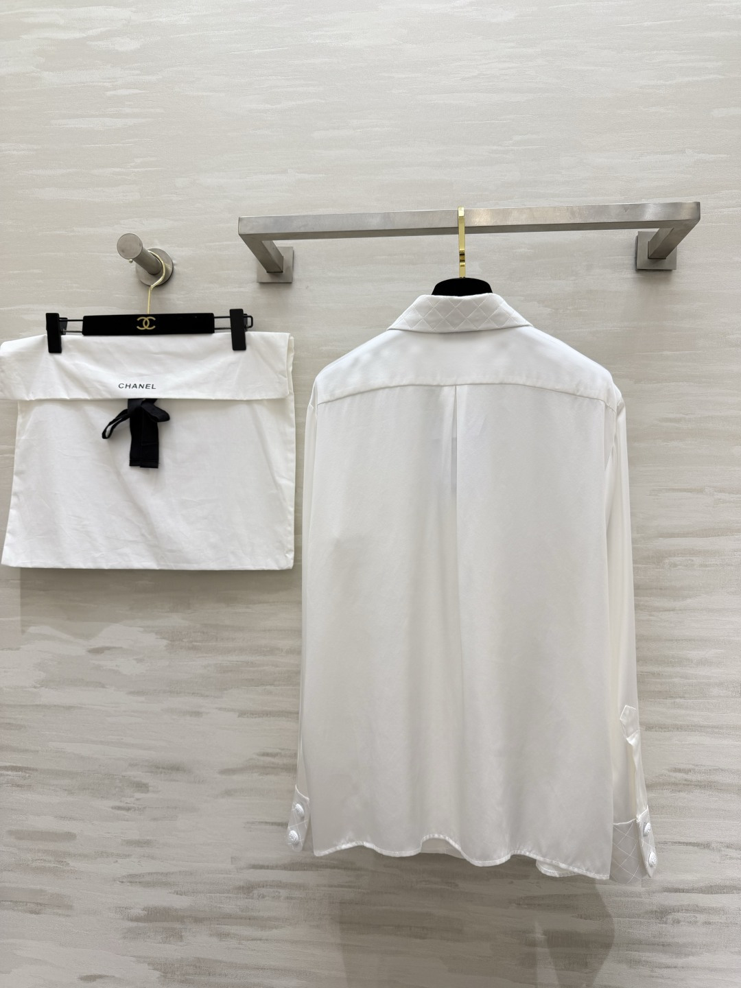 #Chane♡²⁶菱格纹真丝衬衫 经典黑白两色可选！真丝缎面质感自带柔光滤镜 菱格压纹细节+双C标识 把