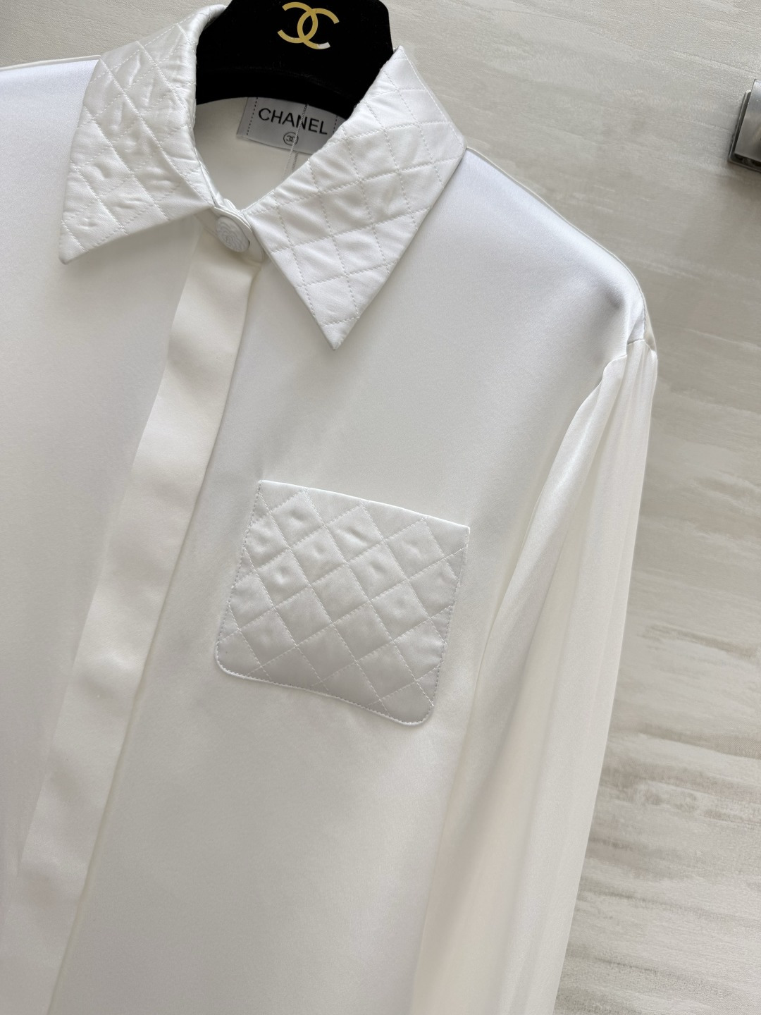 #Chane♡²⁶菱格纹真丝衬衫 经典黑白两色可选！真丝缎面质感自带柔光滤镜 菱格压纹细节+双C标识 把