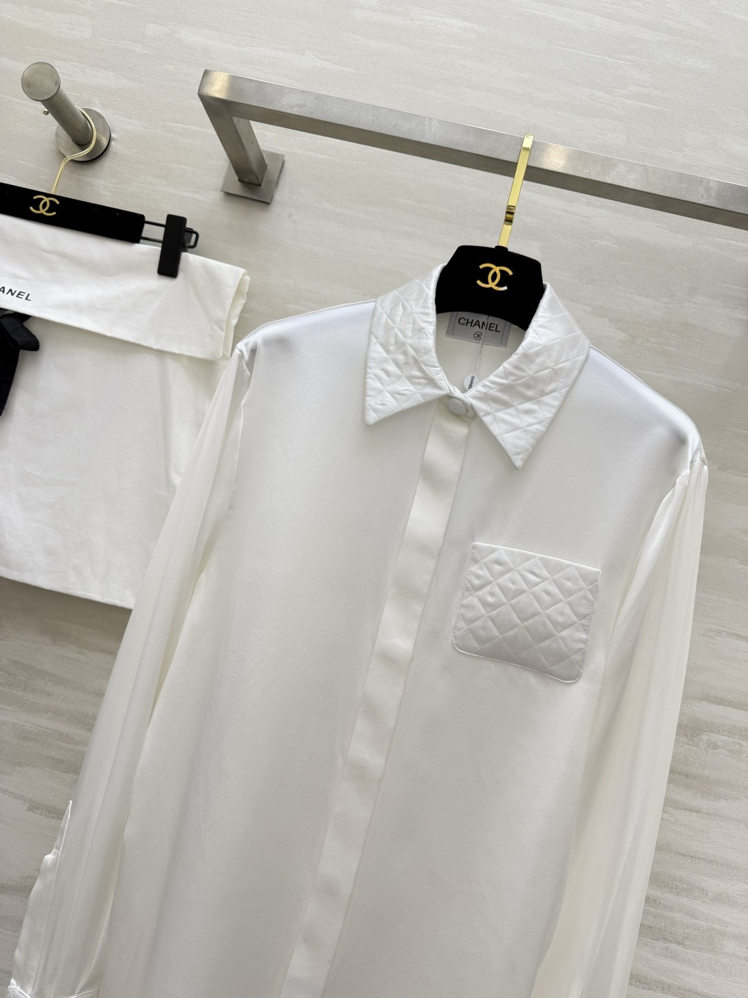 #Chane♡²⁶菱格纹真丝衬衫 经典黑白两色可选！真丝缎面质感自带柔光滤镜 菱格压纹细节+双C标识 把