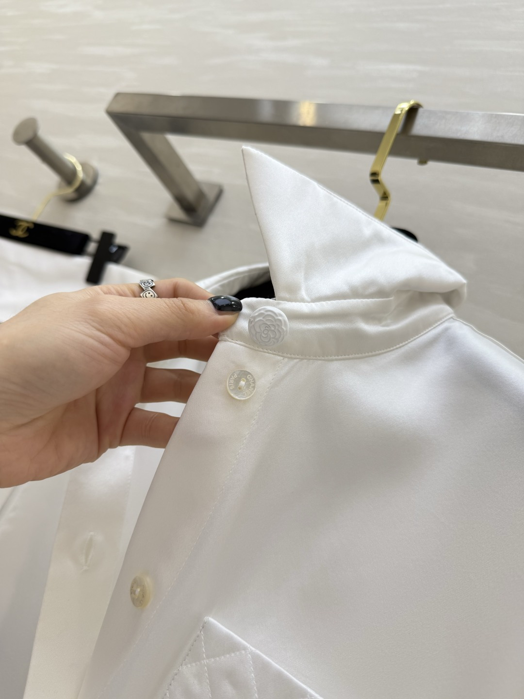 #Chane♡²⁶菱格纹真丝衬衫 经典黑白两色可选！真丝缎面质感自带柔光滤镜 菱格压纹细节+双C标识 把