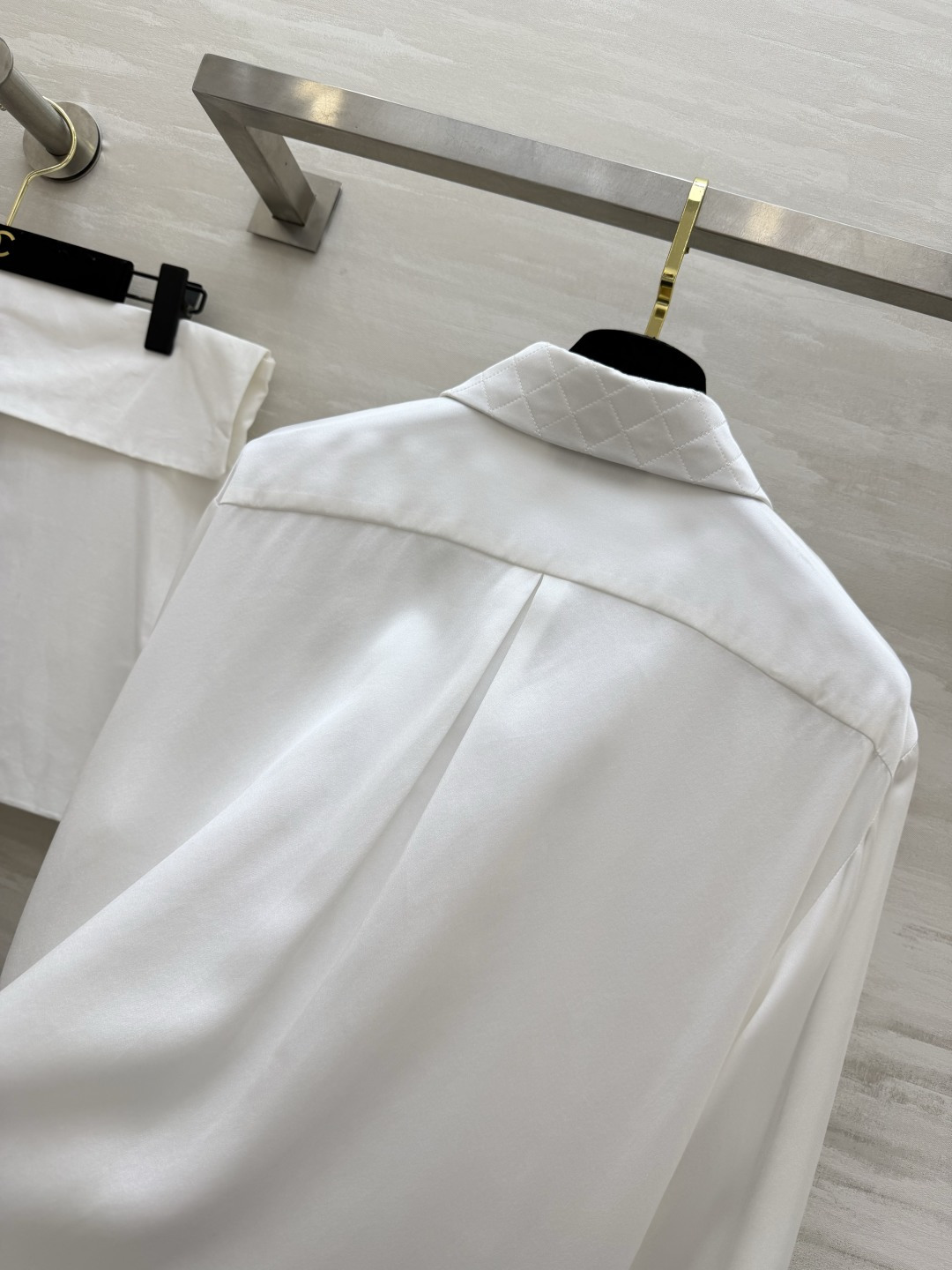 #Chane♡²⁶菱格纹真丝衬衫 经典黑白两色可选！真丝缎面质感自带柔光滤镜 菱格压纹细节+双C标识 把