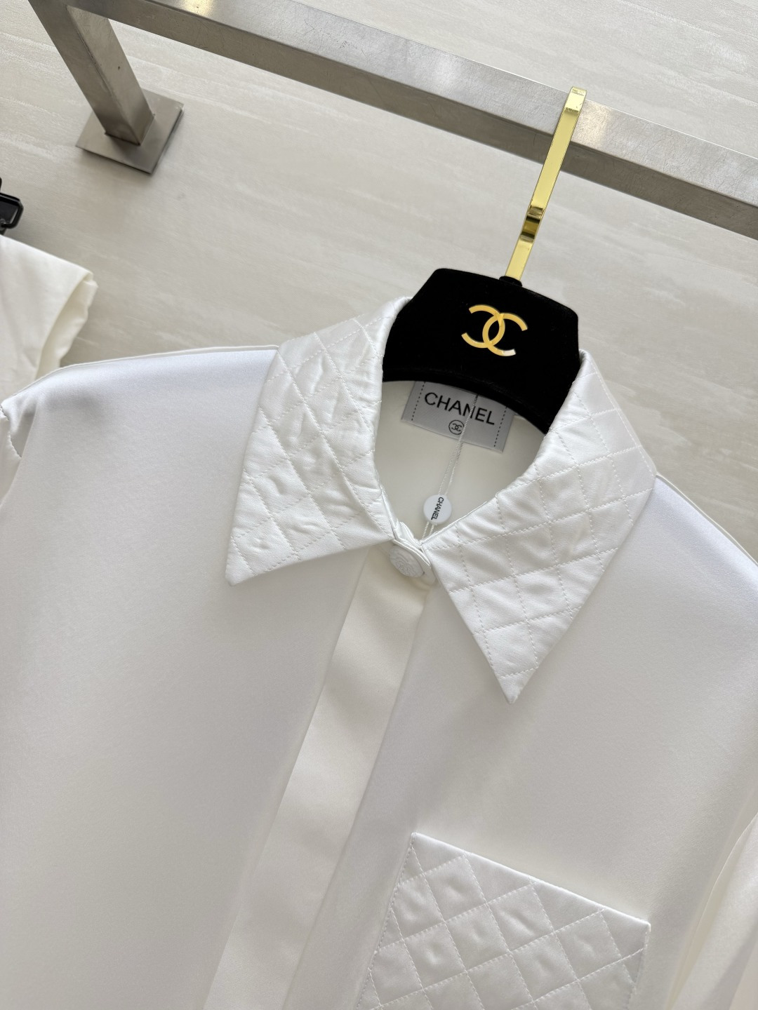 #Chane♡²⁶菱格纹真丝衬衫 经典黑白两色可选！真丝缎面质感自带柔光滤镜 菱格压纹细节+双C标识 把