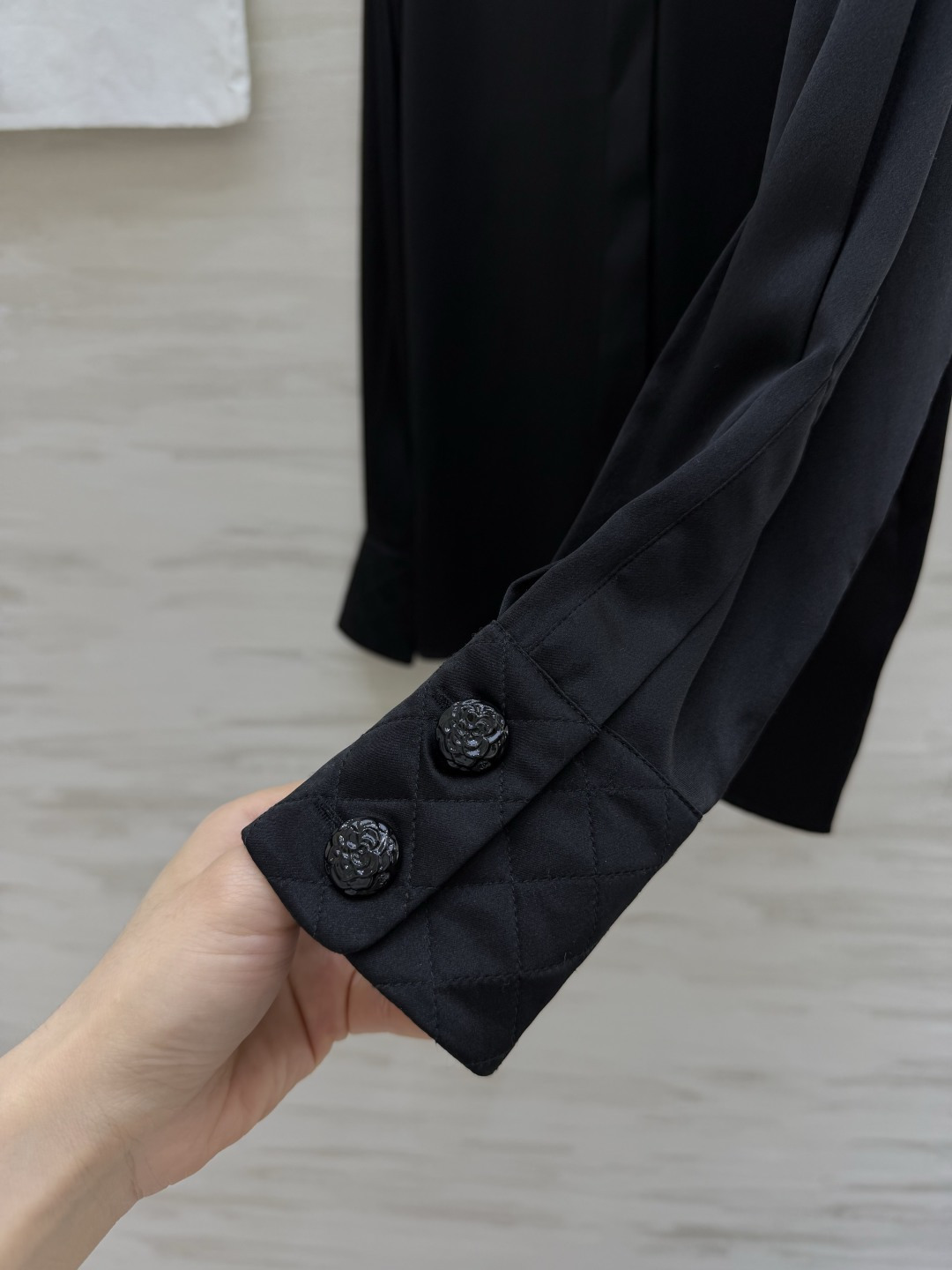 #Chane♡²⁶菱格纹真丝衬衫 经典黑白两色可选！真丝缎面质感自带柔光滤镜 菱格压纹细节+双C标识 把