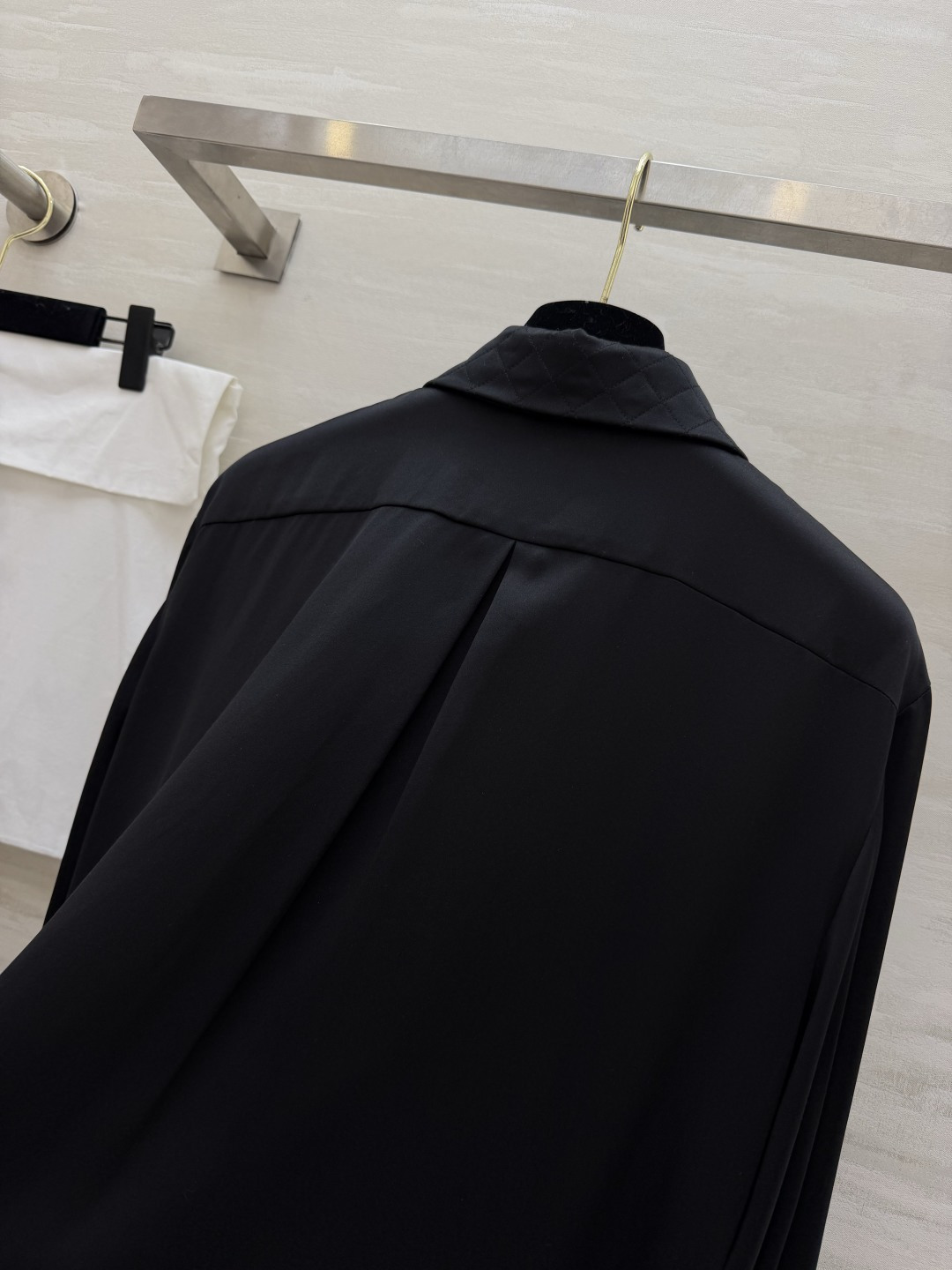 #Chane♡²⁶菱格纹真丝衬衫 经典黑白两色可选！真丝缎面质感自带柔光滤镜 菱格压纹细节+双C标识 把