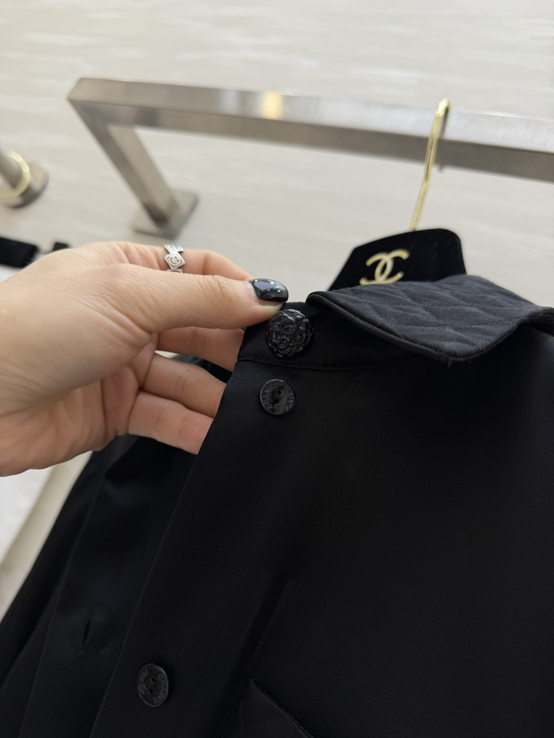 #Chane♡²⁶菱格纹真丝衬衫 经典黑白两色可选！真丝缎面质感自带柔光滤镜 菱格压纹细节+双C标识 把