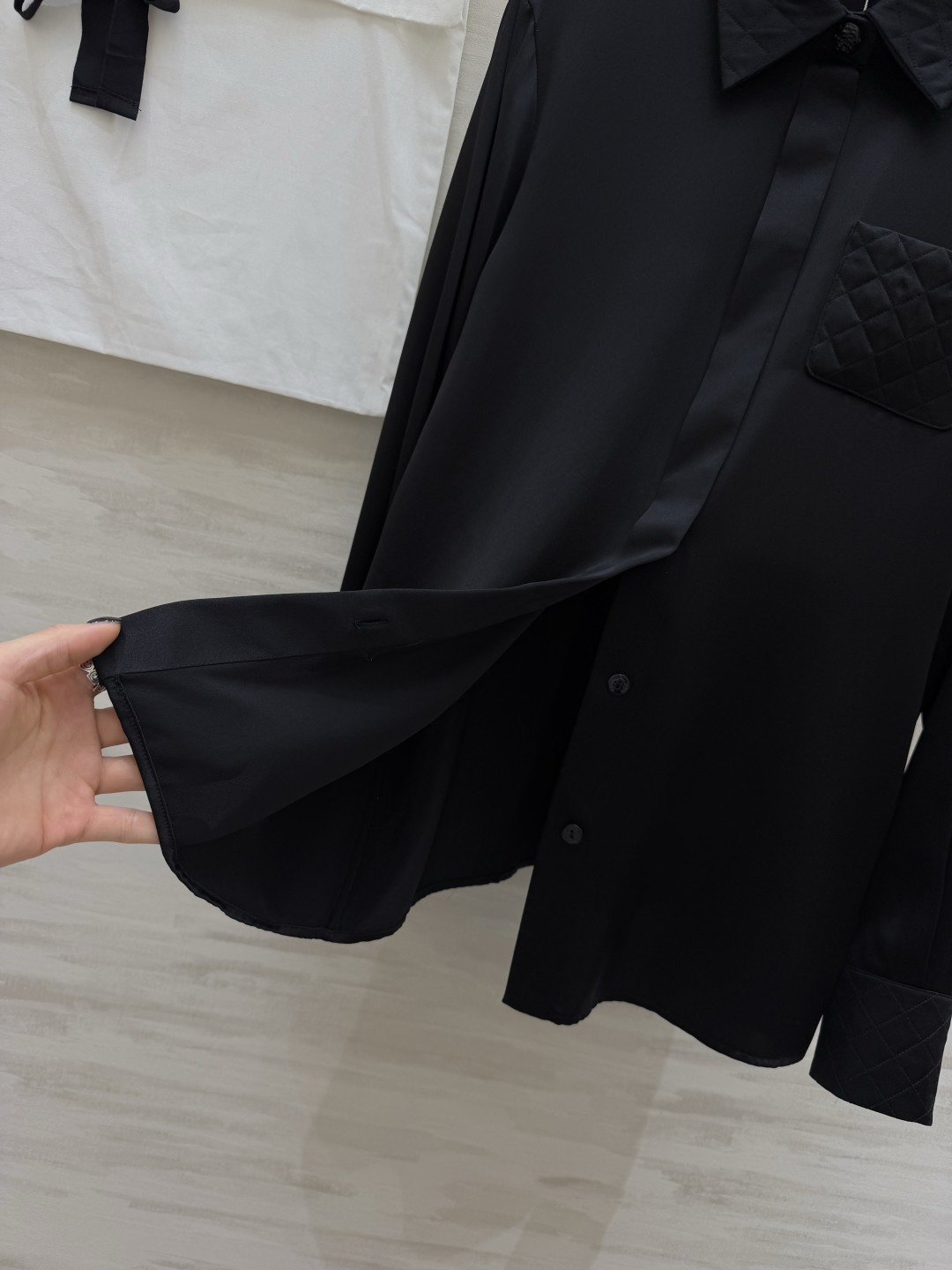 #Chane♡²⁶菱格纹真丝衬衫 经典黑白两色可选！真丝缎面质感自带柔光滤镜 菱格压纹细节+双C标识 把