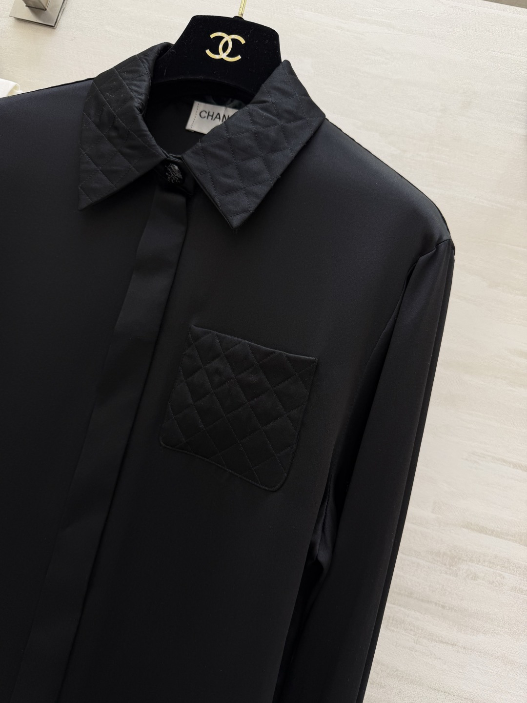 #Chane♡²⁶菱格纹真丝衬衫 经典黑白两色可选！真丝缎面质感自带柔光滤镜 菱格压纹细节+双C标识 把