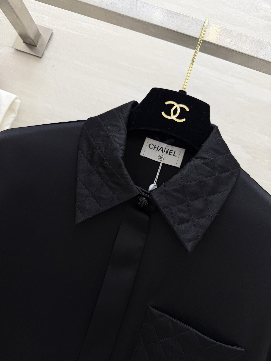 #Chane♡²⁶菱格纹真丝衬衫 经典黑白两色可选！真丝缎面质感自带柔光滤镜 菱格压纹细节+双C标识 把