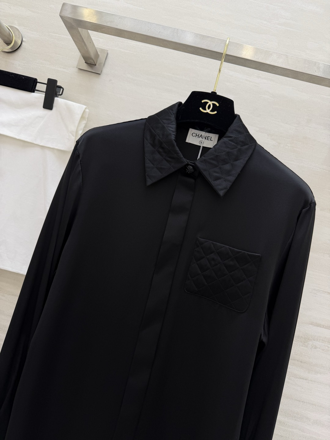 #Chane♡²⁶菱格纹真丝衬衫 经典黑白两色可选！真丝缎面质感自带柔光滤镜 菱格压纹细节+双C标识 把