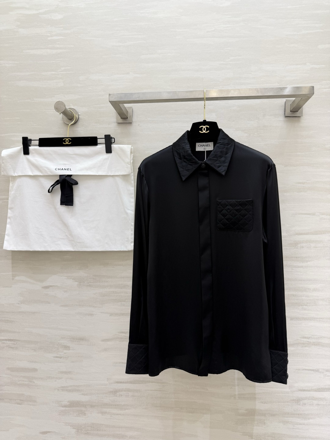 #Chane♡²⁶菱格纹真丝衬衫 经典黑白两色可选！真丝缎面质感自带柔光滤镜 菱格压纹细节+双C标识 把