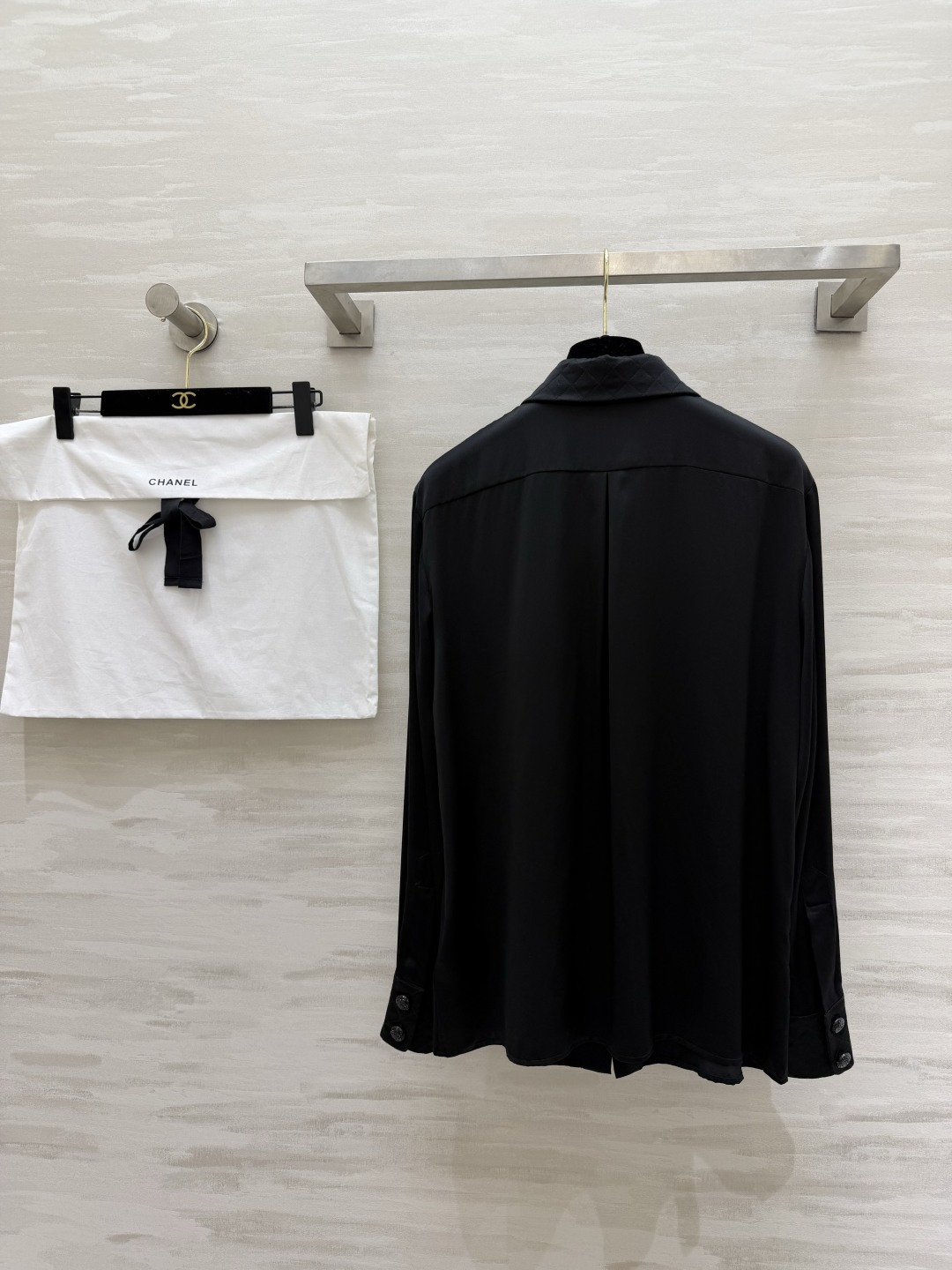 #Chane♡²⁶菱格纹真丝衬衫 经典黑白两色可选！真丝缎面质感自带柔光滤镜 菱格压纹细节+双C标识 把