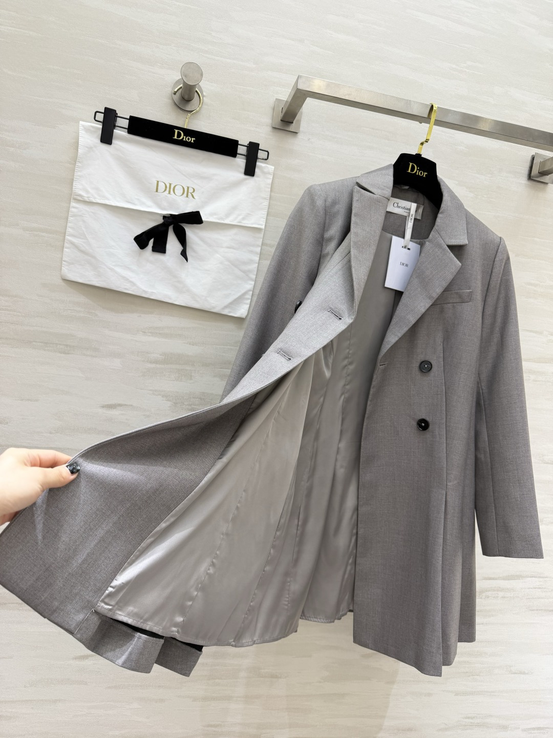 #Dio♡²⁶新款西装式连衣裙 利落剪裁 × 百褶裙摆西装裙的高级感 藏在每一处剪裁里 灰调温柔 黑调利