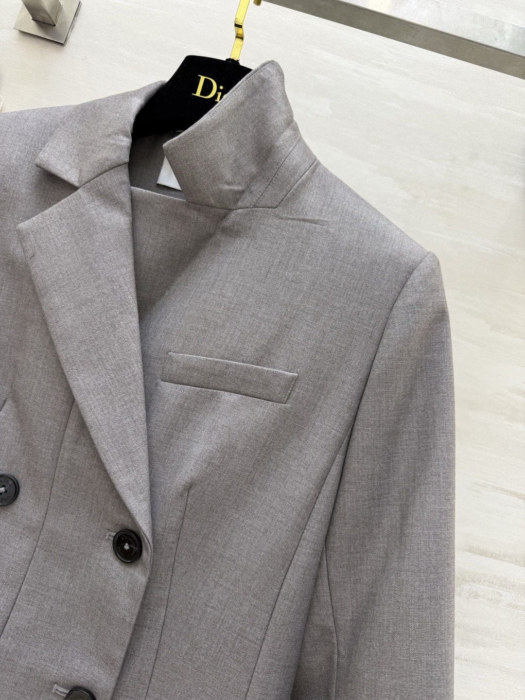 #Dio♡²⁶新款西装式连衣裙 利落剪裁 × 百褶裙摆西装裙的高级感 藏在每一处剪裁里 灰调温柔 黑调利