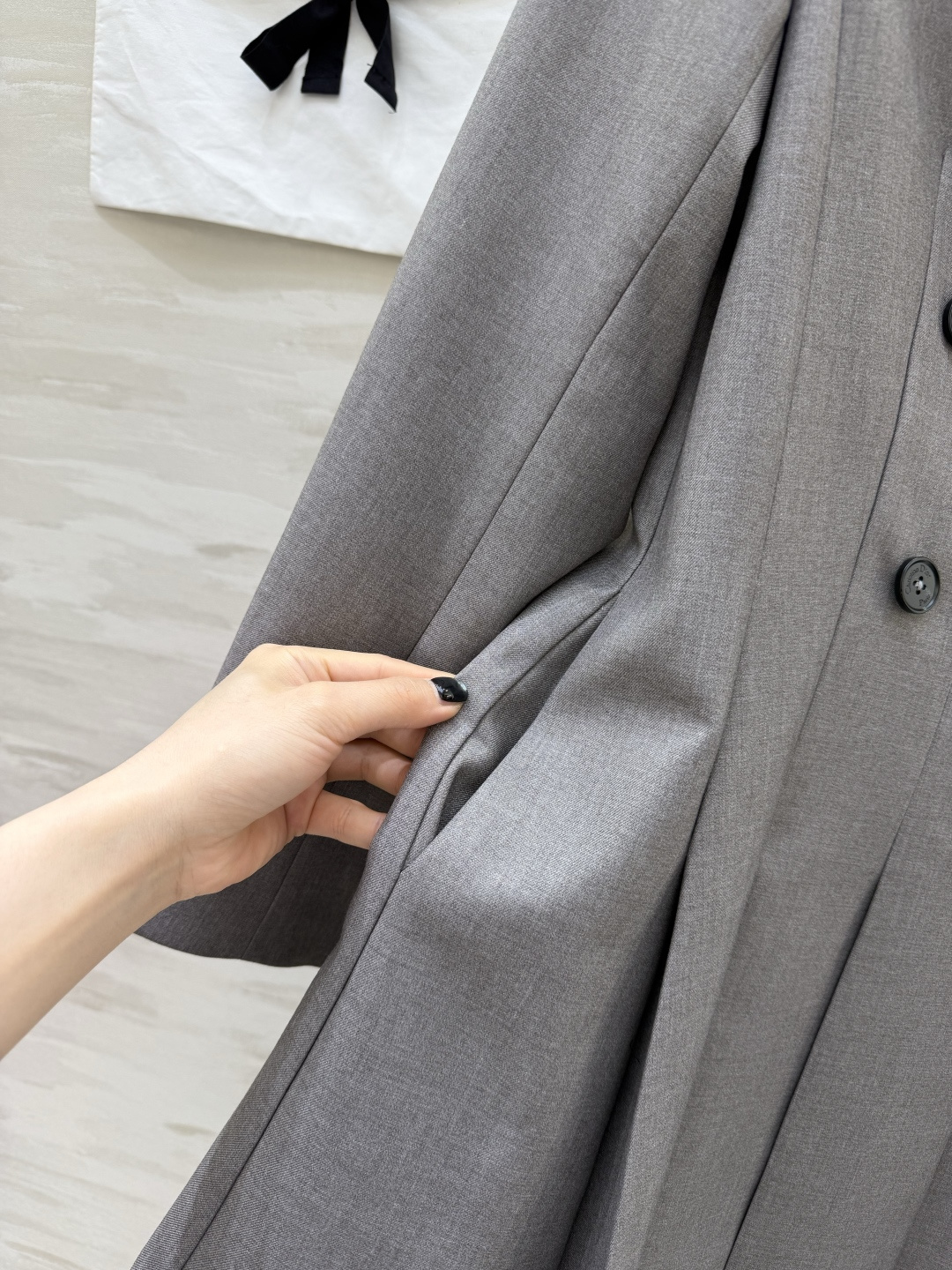 #Dio♡²⁶新款西装式连衣裙 利落剪裁 × 百褶裙摆西装裙的高级感 藏在每一处剪裁里 灰调温柔 黑调利