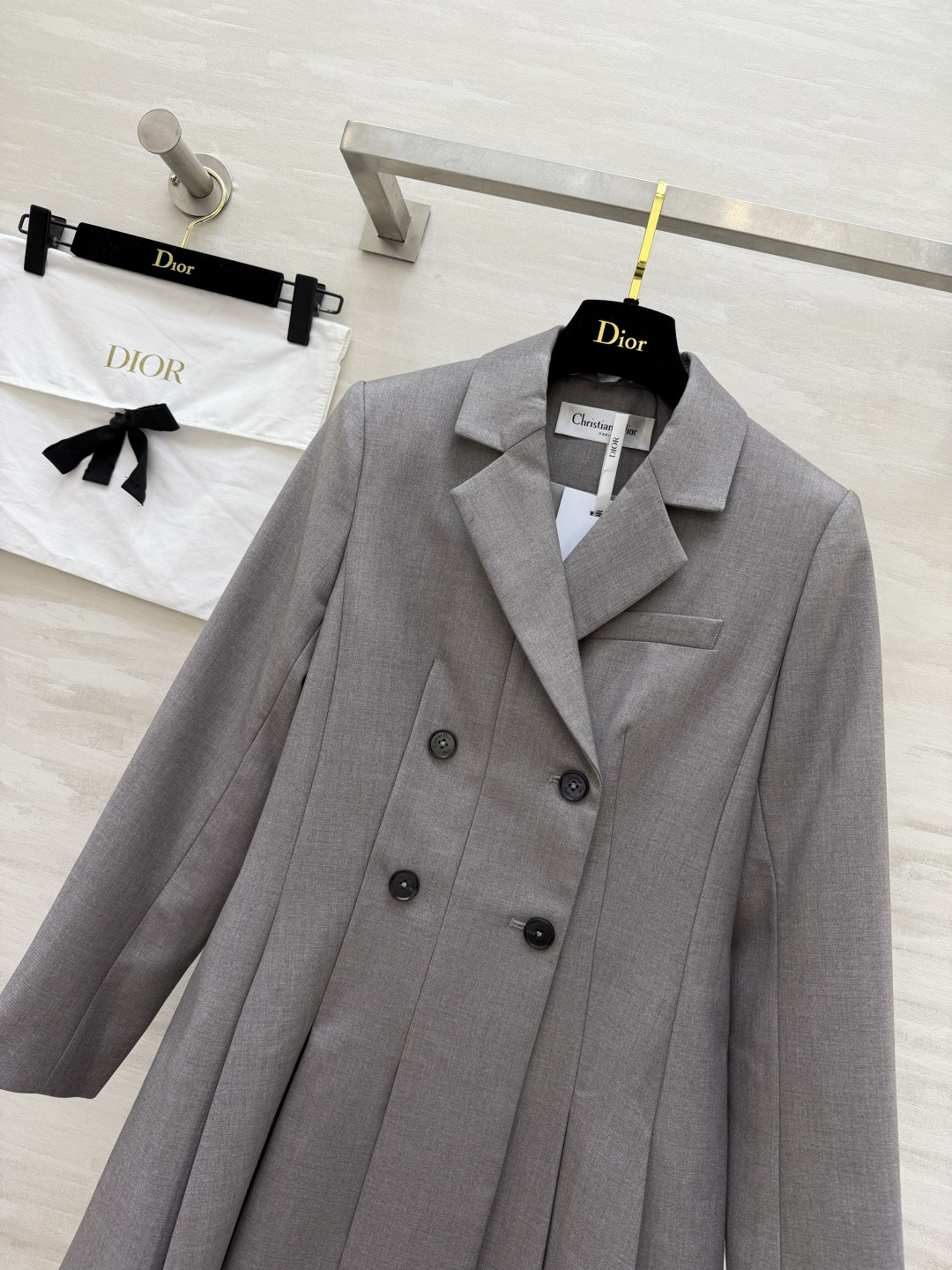 #Dio♡²⁶新款西装式连衣裙 利落剪裁 × 百褶裙摆西装裙的高级感 藏在每一处剪裁里 灰调温柔 黑调利