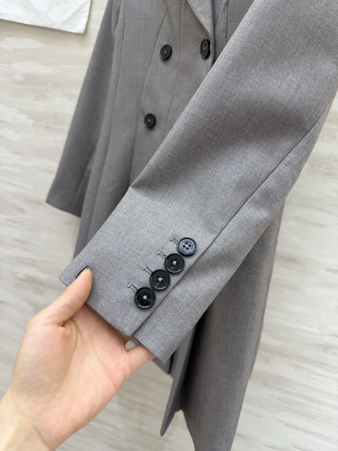 #Dio♡²⁶新款西装式连衣裙 利落剪裁 × 百褶裙摆西装裙的高级感 藏在每一处剪裁里 灰调温柔 黑调利